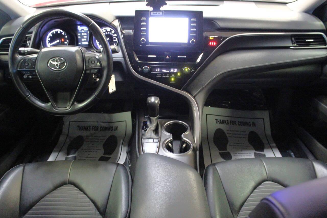2022 Black Toyota Camry SE (4T1G11AK3NU) with an 2.5L I4 2.5L I4 engine, Automatic 8-Speed transmission, located at 4301 NW 39th , Oklahoma City, OK, 73112, (405) 949-5600, 35.512135, -97.598671 - NO DRIVERS LICENCE NO-FULL COVERAGE INSURANCE-NO CREDIT CHECK. COME ON OVER TO SUPERSPORTS AND TAKE A LOOK AND TEST DRIVE. PLEASE GIVE US A CALL AT (405) 949-5600. NO LICENSIA DE MANEJAR- NO SEGURO DE COBERTURA TOTAL- NO VERIFICACCION DE CREDITO. POR FAVOR VENGAN A SUPERSPORTS, ECHE UN - Photo#17