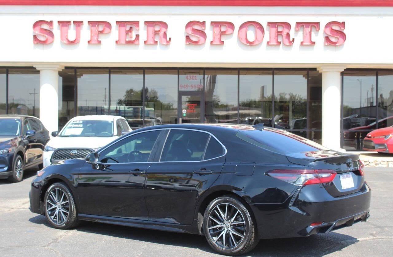 2022 Black Toyota Camry SE (4T1G11AK3NU) with an 2.5L I4 2.5L I4 engine, Automatic 8-Speed transmission, located at 4301 NW 39th , Oklahoma City, OK, 73112, (405) 949-5600, 35.512135, -97.598671 - Hablamos espanol. SPEND SMART --- BUY FROM SUPER SPORTS. ALL PRICES, DOWN PAYMENTS, PAYMENTS, AND FINANCE TERMS ARE NEGOTIABLE AT THE TIME OF APPROVAL. WE WILL WORK WITH YOU TO FIT YOUR BUDGET. WE WILL EVEN LOWER AND ADJUST THE NUMBERS TO HELP MAKE THE VE HICLE MORE AFFORDABLE FOR YOU.- Photo#4