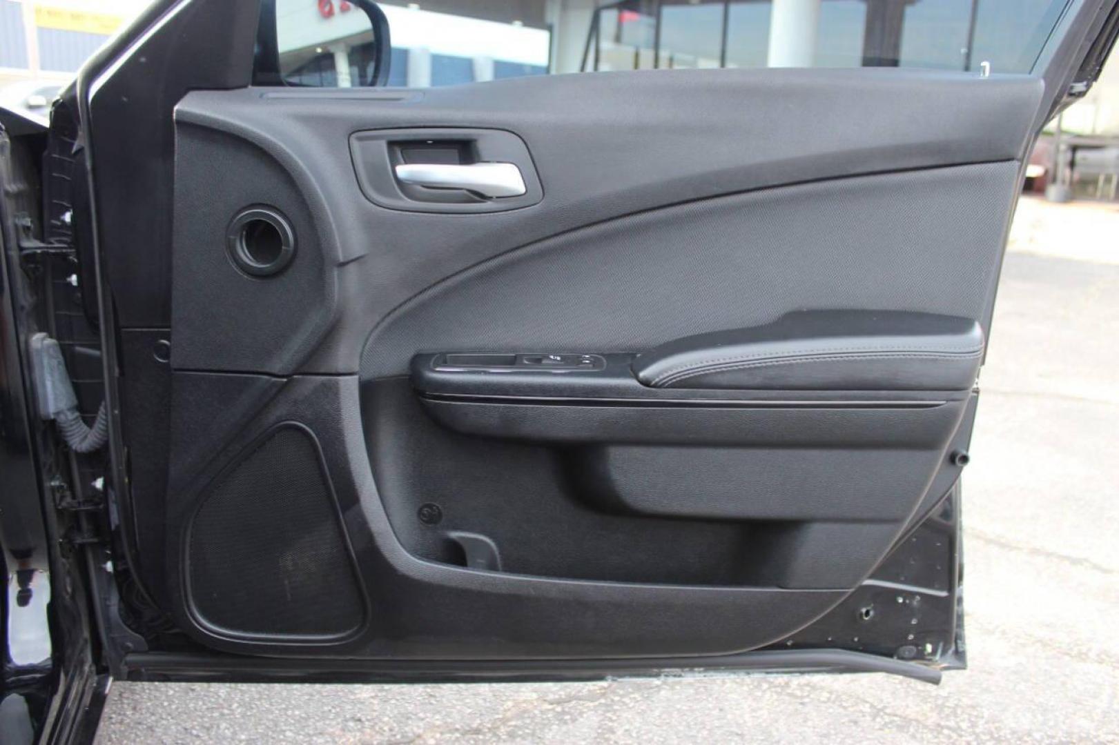 2016 Black Dodge Charger SE (2C3CDXBG0GH) with an 3.6L V6 DOHC 24V engine, 8A transmission, located at 4301 NW 39th , Oklahoma City, OK, 73112, (405) 949-5600, 35.512135, -97.598671 - NO DRIVERS LICENCE -NO FULL COVERAGE INSURANCE - NO CREDIT CHECK. COME ON OVER TO SUPERSPORTS, TAKE A LOOK AND TEST DRIVE. PLEASE GIVE US A CALL AT (405) 949-5600. NO LICENCIA DE CONDUCIR - NO SEGURO DE COBERTURA TOTAL - NO VERIFICACION DE CREDITO. VISITENOS EN SUPERSPORTS, MIRE NUESTRO - Photo#9