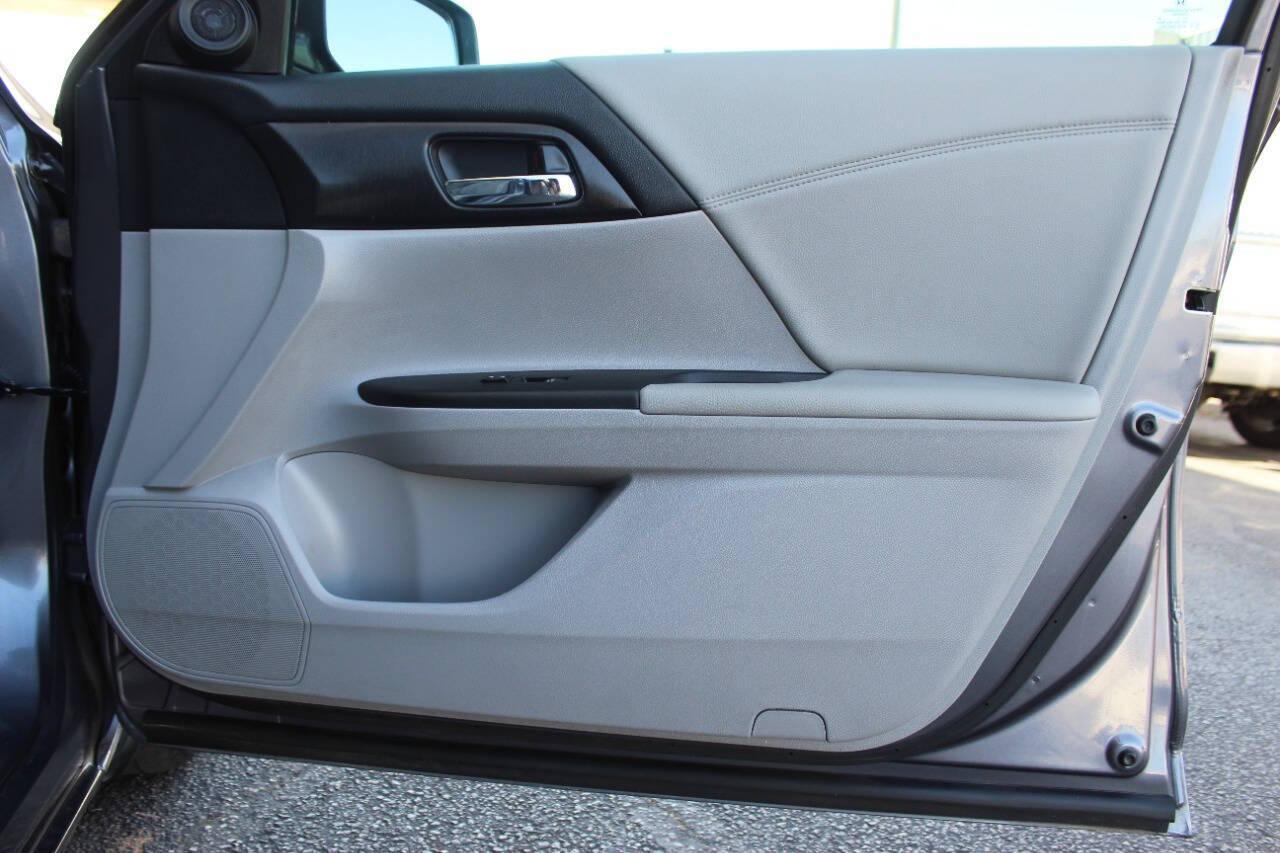 2015 Gray Honda Accord EX Sedan CVT (1HGCR2F7XFA) with an 2.4L L4 DOHC 16V engine, Continuously Variable Transmission transmission, located at 4301 NW 39th , Oklahoma City, OK, 73112, (405) 949-5600, 35.512135, -97.598671 - NO DRIVERS LICENCE NO-FULL COVERAGE INSURANCE-NO CREDIT CHECK. COME ON OVER TO SUPERSPORTS AND TAKE A LOOK AND TEST DRIVE. PLEASE GIVE US A CALL AT (405) 949-5600. NO LICENSIA DE MANEJAR- NO SEGURO DE COBERTURA TOTAL- NO VERIFICACCION DE CREDITO. POR FAVOR VENGAN A SUPERSPORTS, ECHE UN - Photo#9