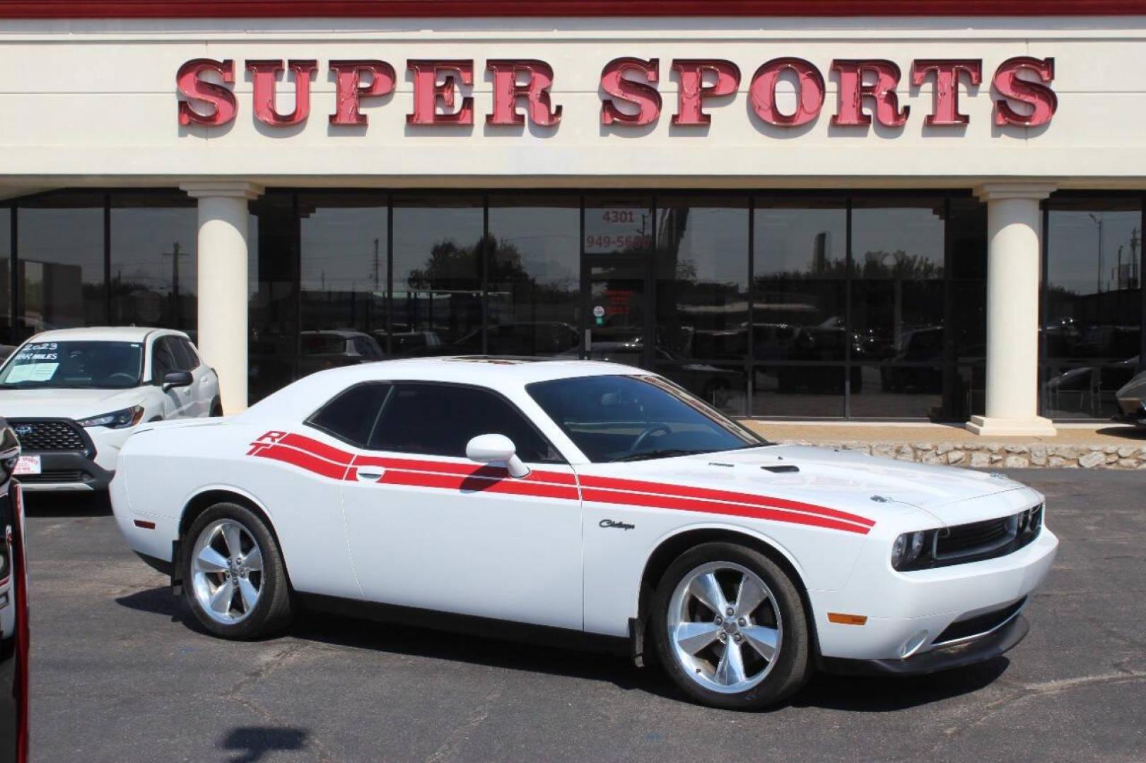 2014 White Dodge Challenger R/T (2C3CDYBT9EH) with an 5.7L V8 OHV 16V engine, Manual 6-Speed transmission, located at 4301 NW 39th , Oklahoma City, OK, 73112, (405) 949-5600, 35.512135, -97.598671 - NO DRIVERS LICENCE NO-FULL COVERAGE INSURANCE-NO CREDIT CHECK. COME ON OVER TO SUPERSPORTS AND TAKE A LOOK AND TEST DRIVE. PLEASE GIVE US A CALL AT (405) 949-5600. NO LICENSIA DE MANEJAR- NO SEGURO DE COBERTURA TOTAL- NO VERIFICACCION DE CREDITO. POR FAVOR VENGAN A SUPERSPORTS, - Photo#2