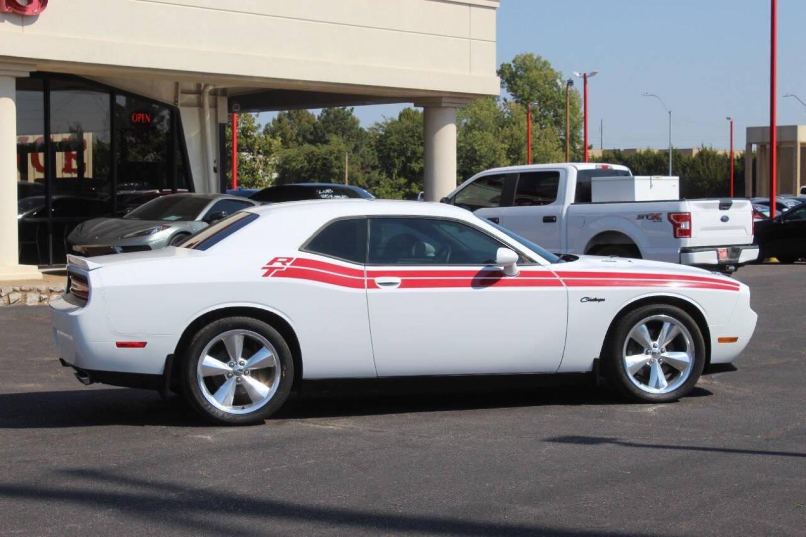 2014 White Dodge Challenger R/T (2C3CDYBT9EH) with an 5.7L V8 OHV 16V engine, Manual 6-Speed transmission, located at 4301 NW 39th , Oklahoma City, OK, 73112, (405) 949-5600, 35.512135, -97.598671 - NO DRIVERS LICENCE NO-FULL COVERAGE INSURANCE-NO CREDIT CHECK. COME ON OVER TO SUPERSPORTS AND TAKE A LOOK AND TEST DRIVE. PLEASE GIVE US A CALL AT (405) 949-5600. NO LICENSIA DE MANEJAR- NO SEGURO DE COBERTURA TOTAL- NO VERIFICACCION DE CREDITO. POR FAVOR VENGAN A SUPERSPORTS, - Photo#3