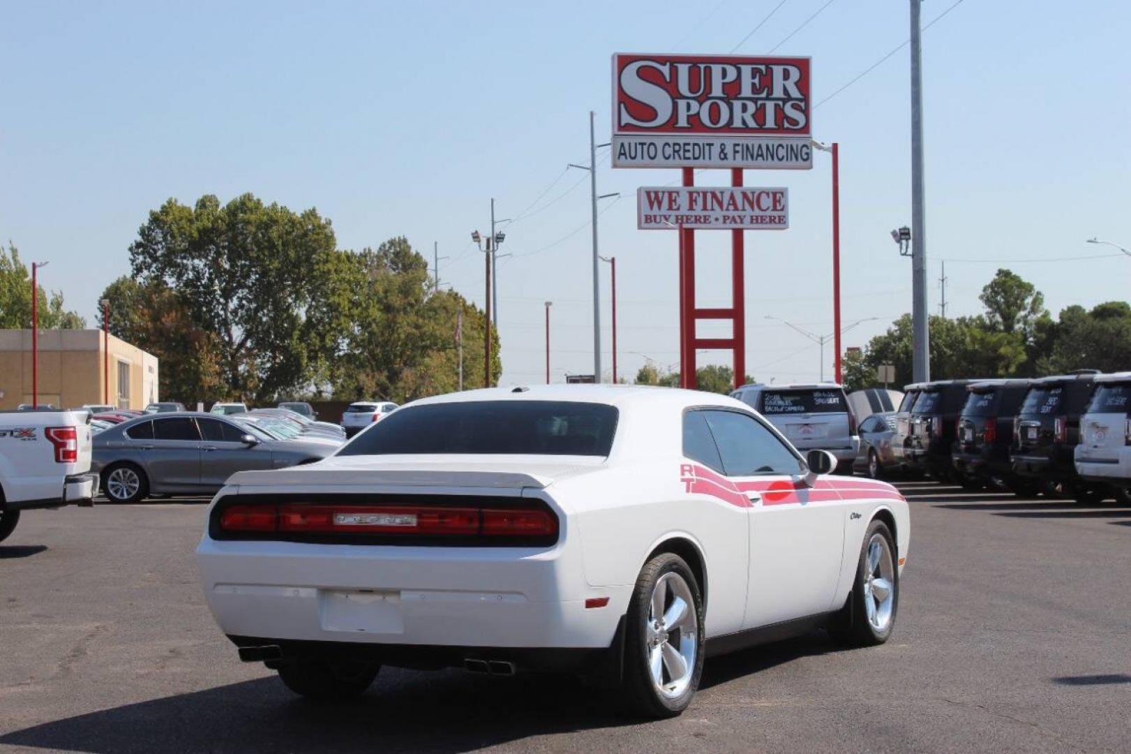 2014 White Dodge Challenger R/T (2C3CDYBT9EH) with an 5.7L V8 OHV 16V engine, Manual 6-Speed transmission, located at 4301 NW 39th , Oklahoma City, OK, 73112, (405) 949-5600, 35.512135, -97.598671 - NO DRIVERS LICENCE NO-FULL COVERAGE INSURANCE-NO CREDIT CHECK. COME ON OVER TO SUPERSPORTS AND TAKE A LOOK AND TEST DRIVE. PLEASE GIVE US A CALL AT (405) 949-5600. NO LICENSIA DE MANEJAR- NO SEGURO DE COBERTURA TOTAL- NO VERIFICACCION DE CREDITO. POR FAVOR VENGAN A SUPERSPORTS, - Photo#4