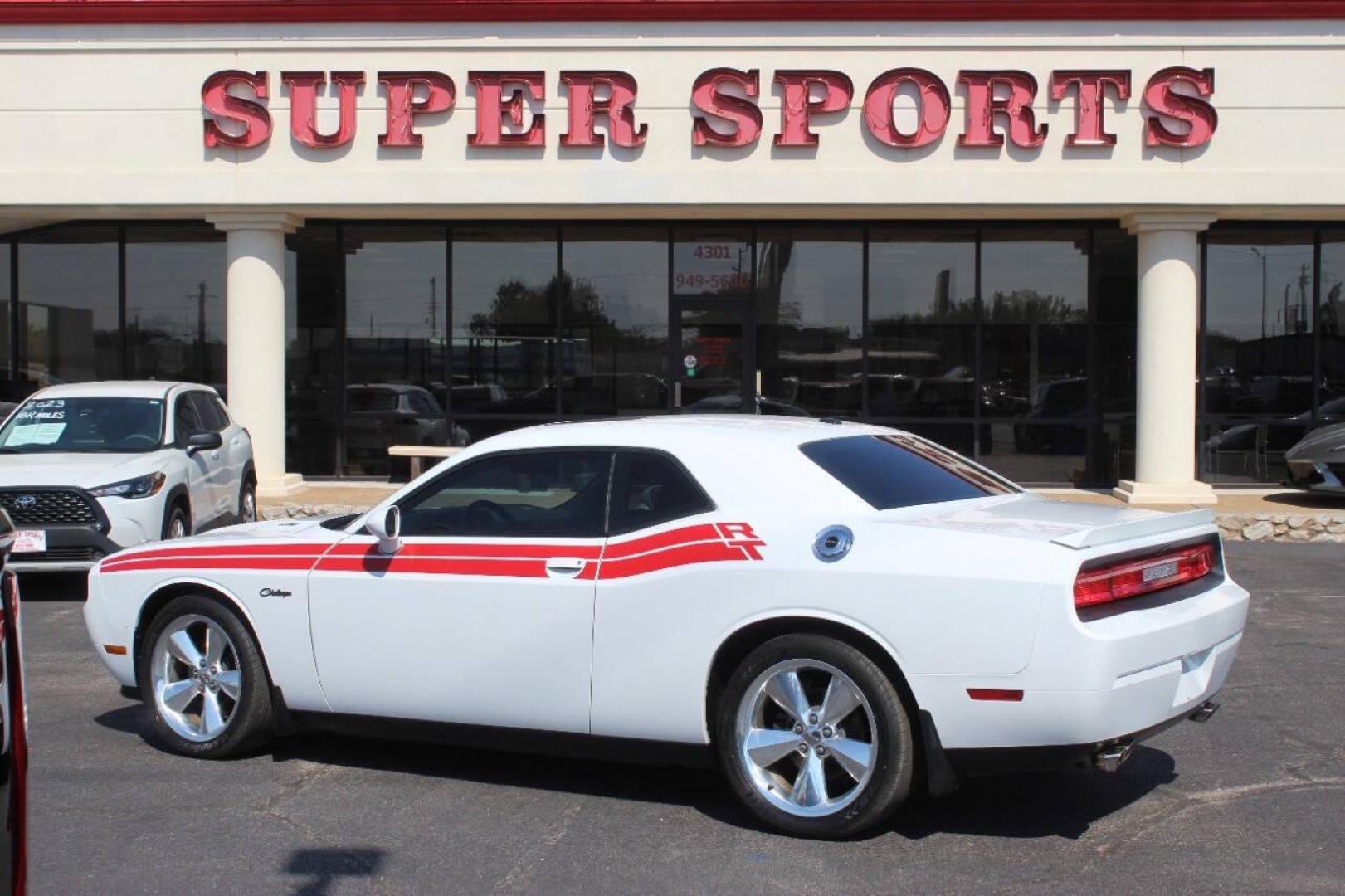 2014 White Dodge Challenger R/T (2C3CDYBT9EH) with an 5.7L V8 OHV 16V engine, Manual 6-Speed transmission, located at 4301 NW 39th , Oklahoma City, OK, 73112, (405) 949-5600, 35.512135, -97.598671 - NO DRIVERS LICENCE NO-FULL COVERAGE INSURANCE-NO CREDIT CHECK. COME ON OVER TO SUPERSPORTS AND TAKE A LOOK AND TEST DRIVE. PLEASE GIVE US A CALL AT (405) 949-5600. NO LICENSIA DE MANEJAR- NO SEGURO DE COBERTURA TOTAL- NO VERIFICACCION DE CREDITO. POR FAVOR VENGAN A SUPERSPORTS, - Photo#5