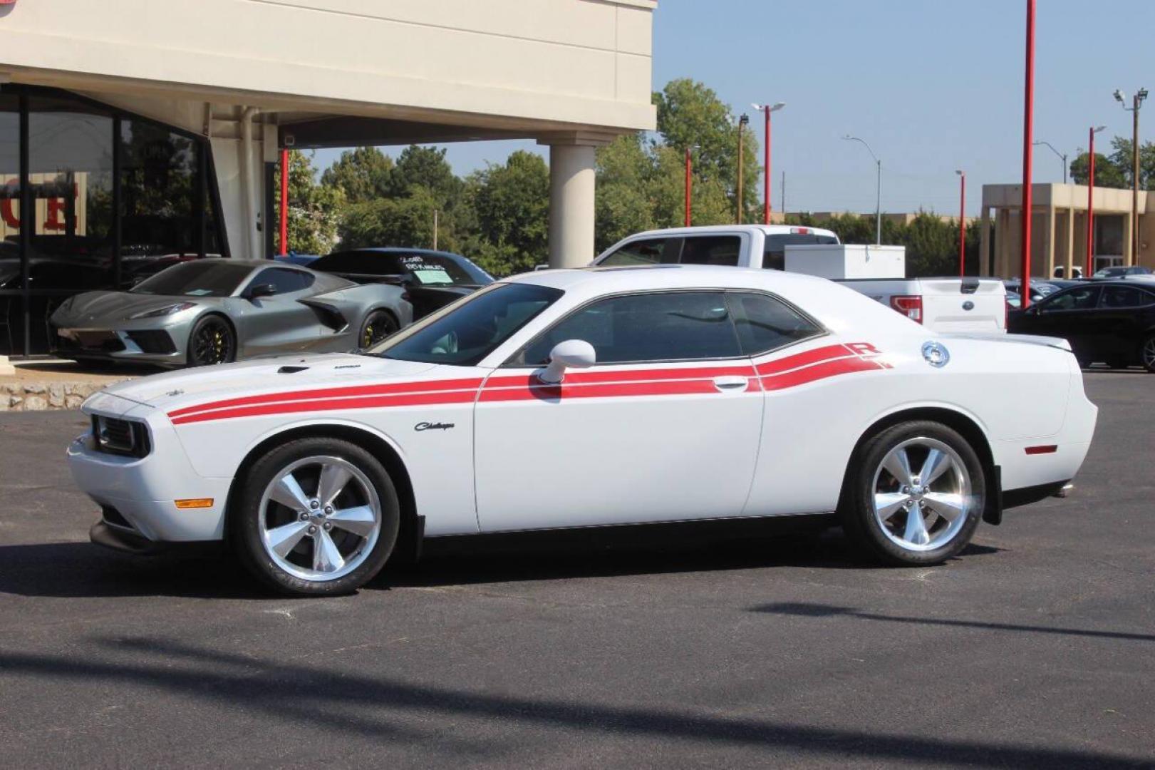 2014 White Dodge Challenger R/T (2C3CDYBT9EH) with an 5.7L V8 OHV 16V engine, Manual 6-Speed transmission, located at 4301 NW 39th , Oklahoma City, OK, 73112, (405) 949-5600, 35.512135, -97.598671 - NO DRIVERS LICENCE NO-FULL COVERAGE INSURANCE-NO CREDIT CHECK. COME ON OVER TO SUPERSPORTS AND TAKE A LOOK AND TEST DRIVE. PLEASE GIVE US A CALL AT (405) 949-5600. NO LICENSIA DE MANEJAR- NO SEGURO DE COBERTURA TOTAL- NO VERIFICACCION DE CREDITO. POR FAVOR VENGAN A SUPERSPORTS, - Photo#7