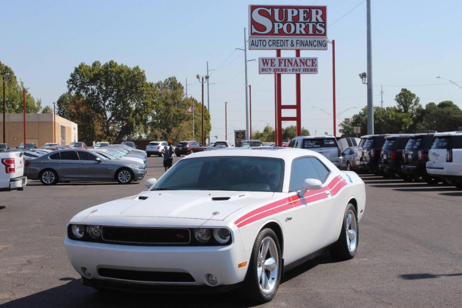 2014 White Dodge Challenger R/T (2C3CDYBT9EH) with an 5.7L V8 OHV 16V engine, Manual 6-Speed transmission, located at 4301 NW 39th , Oklahoma City, OK, 73112, (405) 949-5600, 35.512135, -97.598671 - NO DRIVERS LICENCE NO-FULL COVERAGE INSURANCE-NO CREDIT CHECK. COME ON OVER TO SUPERSPORTS AND TAKE A LOOK AND TEST DRIVE. PLEASE GIVE US A CALL AT (405) 949-5600. NO LICENSIA DE MANEJAR- NO SEGURO DE COBERTURA TOTAL- NO VERIFICACCION DE CREDITO. POR FAVOR VENGAN A SUPERSPORTS, - Photo#6