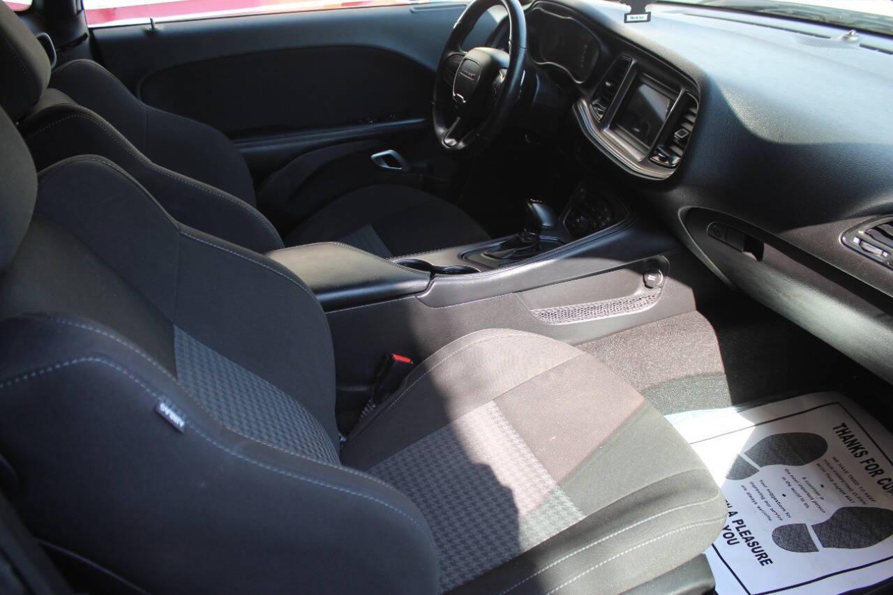 2023 White Dodge Challenger R/T Plus (2C3CDZBT7PH) with an 5.7L V8 OHV 16V engine, 6A transmission, located at 4301 NW 39th , Oklahoma City, OK, 73112, (405) 949-5600, 35.512135, -97.598671 - NO DRIVERS LICENCE -NO FULL COVERAGE INSURANCE - NO CREDIT CHECK. COME ON OVER TO SUPERSPORTS, TAKE A LOOK AND TEST DRIVE. PLEASE GIVE US A CALL AT (405) 949-5600. NO LICENCIA DE CONDUCIR - NO SEGURO DE COBERTURA TOTAL - NO VERIFICACION DE CREDITO. VISITENOS EN SUPERSPORTS, MIRE NUESTRO - Photo#8