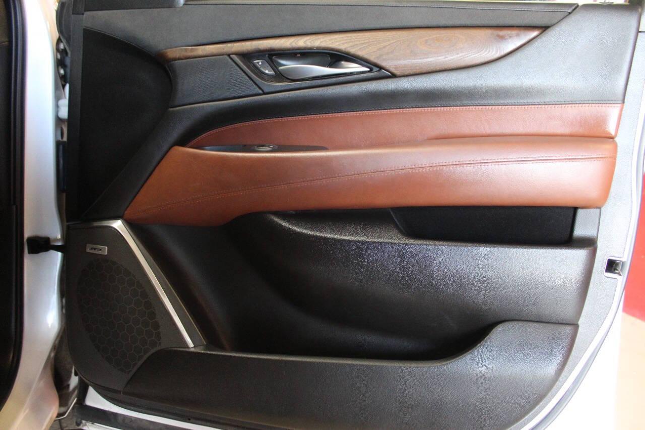 2016 White Cadillac Escalade Premium 4WD (1GYS4CKJXGR) with an 6.2L V8 6.2L V8 engine, Automatic 8-Speed transmission, located at 4301 NW 39th , Oklahoma City, OK, 73112, (405) 949-5600, 35.512135, -97.598671 - NO DRIVERS LICENCE NO-FULL COVERAGE INSURANCE-NO CREDIT CHECK. COME ON OVER TO SUPERSPORTS AND TAKE A LOOK AND TEST DRIVE. PLEASE GIVE US A CALL AT (405) 949-5600. NO LICENSIA DE MANEJAR- NO SEGURO DE COBERTURA TOTAL- NO VERIFICACCION DE CREDITO. POR FAVOR VENGAN A SUPERSPORTS, ECHE UN - Photo#9