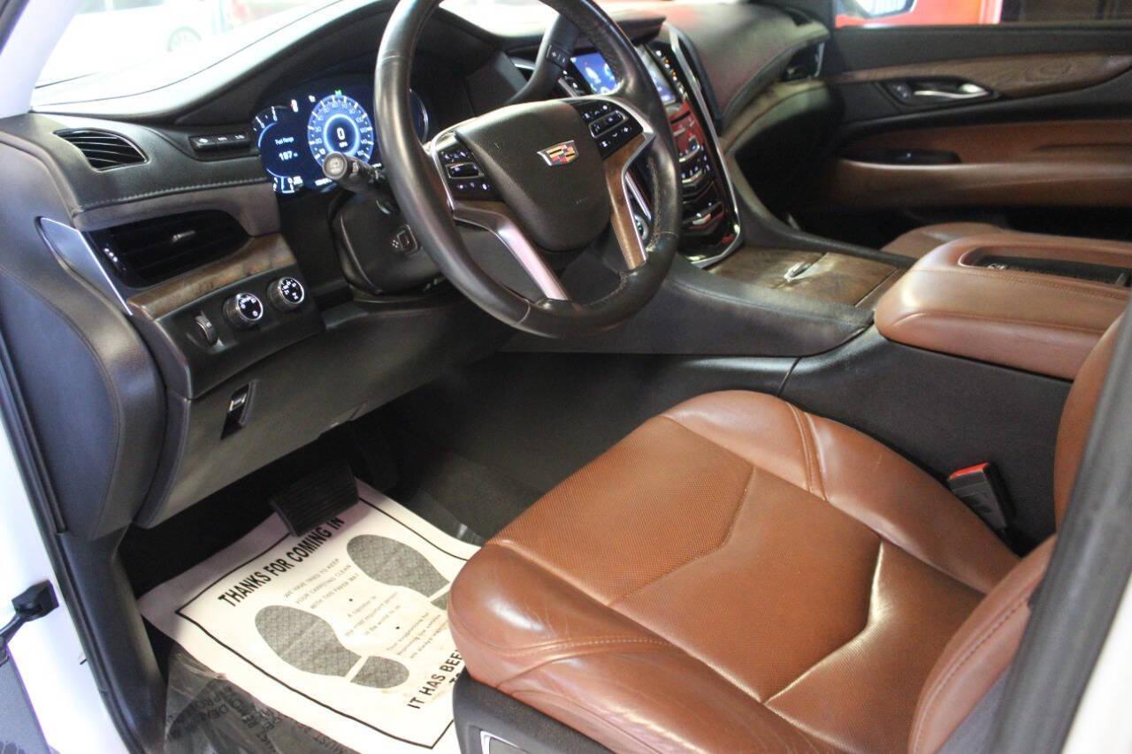 2016 White Cadillac Escalade Premium 4WD (1GYS4CKJXGR) with an 6.2L V8 6.2L V8 engine, Automatic 8-Speed transmission, located at 4301 NW 39th , Oklahoma City, OK, 73112, (405) 949-5600, 35.512135, -97.598671 - NO DRIVERS LICENCE NO-FULL COVERAGE INSURANCE-NO CREDIT CHECK. COME ON OVER TO SUPERSPORTS AND TAKE A LOOK AND TEST DRIVE. PLEASE GIVE US A CALL AT (405) 949-5600. NO LICENSIA DE MANEJAR- NO SEGURO DE COBERTURA TOTAL- NO VERIFICACCION DE CREDITO. POR FAVOR VENGAN A SUPERSPORTS, ECHE UN - Photo#17
