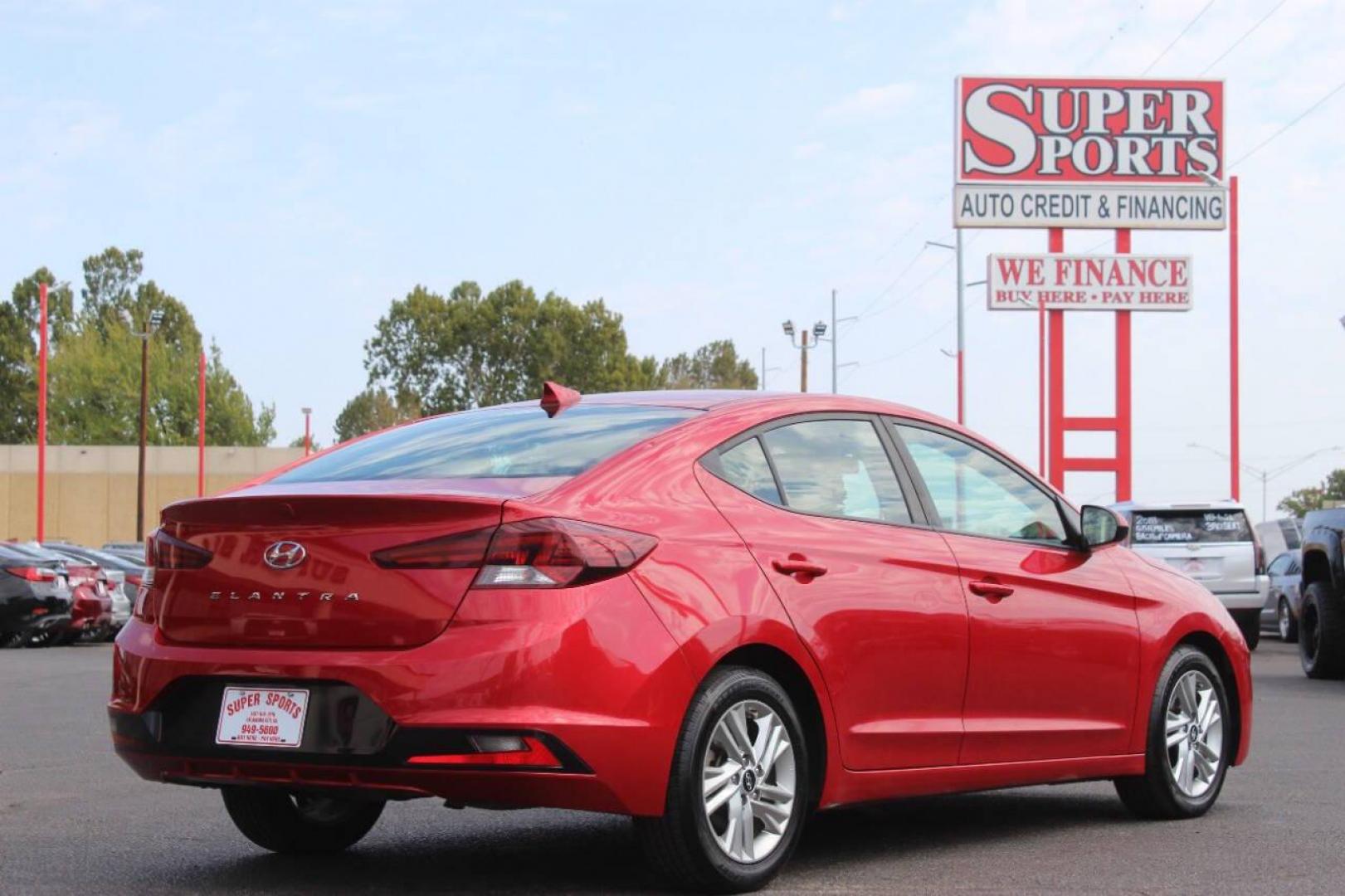 2020 Red Hyundai Elantra Limited (5NPD84LF7LH) with an 1.8L L4 DOHC 16V engine, 6A transmission, located at 4301 NW 39th , Oklahoma City, OK, 73112, (405) 949-5600, 35.512135, -97.598671 - NO DRIVERS LICENCE NO-FULL COVERAGE INSURANCE-NO CREDIT CHECK. COME ON OVER TO SUPERSPORTS AND TAKE A LOOK AND TEST DRIVE. PLEASE GIVE US A CALL AT (405) 949-5600. NO LICENSIA DE MANEJAR- NO SEGURO DE COBERTURA TOTAL- NO VERIFICACCION DE CREDITO. POR FAVOR VENGAN A SUPERSPORTS, ECHE UN - Photo#4