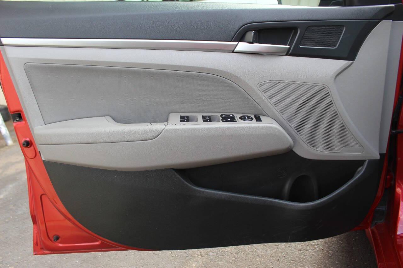 2020 Red Hyundai Elantra Limited (5NPD84LF7LH) with an 1.8L L4 DOHC 16V engine, 6A transmission, located at 4301 NW 39th , Oklahoma City, OK, 73112, (405) 949-5600, 35.512135, -97.598671 - NO DRIVERS LICENCE -NO FULL COVERAGE INSURANCE - NO CREDIT CHECK. COME ON OVER TO SUPERSPORTS, TAKE A LOOK AND TEST DRIVE. PLEASE GIVE US A CALL AT (405) 949-5600. NO LICENCIA DE CONDUCIR - NO SEGURO DE COBERTURA TOTAL - NO VERIFICACION DE CREDITO. VISITENOS EN SUPERSPORTS, MIRE NUESTRO - Photo#16