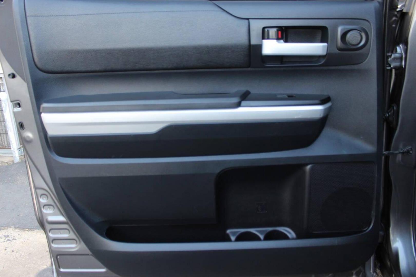 2015 Pewter Toyota Tundra SR5 4.6L V8 CrewMax 2WD (5TFEM5F11FX) with an 4.6L V8 DOHC 32V engine, 6-Speed Automatic transmission, located at 4301 NW 39th , Oklahoma City, OK, 73112, (405) 949-5600, 35.512135, -97.598671 - NO DRIVERS LICENCE NO-FULL COVERAGE INSURANCE-NO CREDIT CHECK. COME ON OVER TO SUPERSPORTS AND TAKE A LOOK AND TEST DRIVE. PLEASE GIVE US A CALL AT (405) 949-5600. NO LICENSIA DE MANEJAR- NO SEGURO DE COBERTURA TOTAL- NO VERIFICACCION DE CREDITO. POR FAVOR VENGAN A SUPERSPORTS, ECHE UN - Photo#13