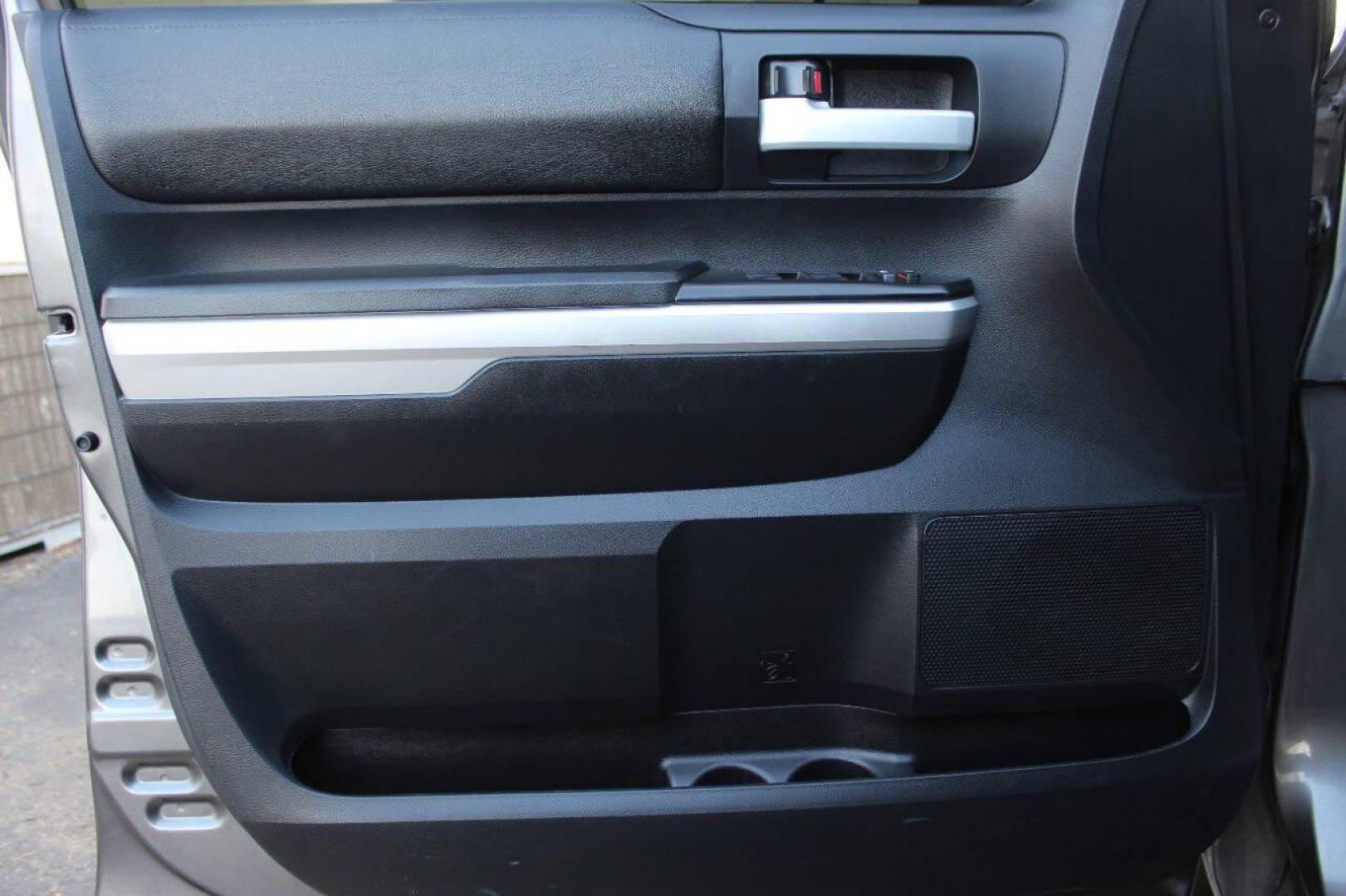 2015 Pewter Toyota Tundra SR5 4.6L V8 CrewMax 2WD (5TFEM5F11FX) with an 4.6L V8 DOHC 32V engine, 6-Speed Automatic transmission, located at 4301 NW 39th , Oklahoma City, OK, 73112, (405) 949-5600, 35.512135, -97.598671 - NO DRIVERS LICENCE NO-FULL COVERAGE INSURANCE-NO CREDIT CHECK. COME ON OVER TO SUPERSPORTS AND TAKE A LOOK AND TEST DRIVE. PLEASE GIVE US A CALL AT (405) 949-5600. NO LICENSIA DE MANEJAR- NO SEGURO DE COBERTURA TOTAL- NO VERIFICACCION DE CREDITO. POR FAVOR VENGAN A SUPERSPORTS, ECHE UN - Photo#15