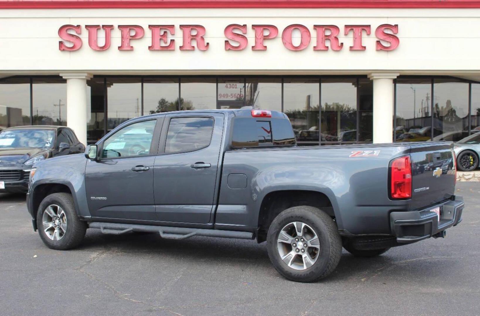 2017 Gray Chevrolet Colorado Z71 Crew Cab 2WD Short Box (1GCGSDEN6H1) with an 3.6L V6 DOHC 24V GAS engine, 6A transmission, located at 4301 NW 39th , Oklahoma City, OK, 73112, (405) 949-5600, 35.512135, -97.598671 - NO DRIVERS LICENCE NO-FULL COVERAGE INSURANCE-NO CREDIT CHECK. COME ON OVER TO SUPERSPORTS AND TAKE A LOOK AND TEST DRIVE. PLEASE GIVE US A CALL AT (405) 949-5600. NO LICENSIA DE MANEJAR- NO SEGURO DE COBERTURA TOTAL- NO VERIFICACCION DE CREDITO. POR FAVOR VENGAN A SUPERSPORTS, ECHE UN - Photo#4