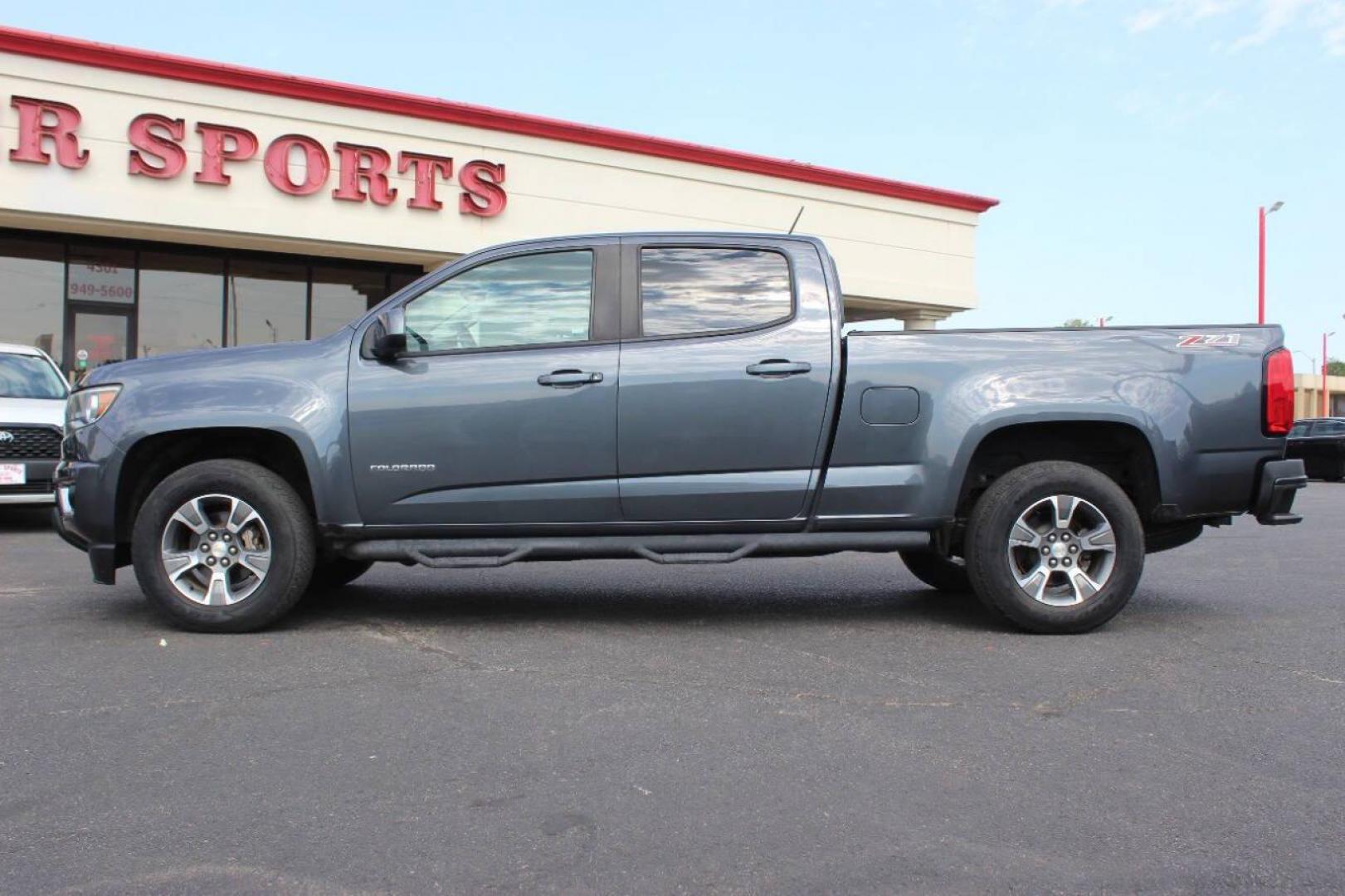 2017 Gray Chevrolet Colorado Z71 Crew Cab 2WD Short Box (1GCGSDEN6H1) with an 3.6L V6 DOHC 24V GAS engine, 6A transmission, located at 4301 NW 39th , Oklahoma City, OK, 73112, (405) 949-5600, 35.512135, -97.598671 - NO DRIVERS LICENCE NO-FULL COVERAGE INSURANCE-NO CREDIT CHECK. COME ON OVER TO SUPERSPORTS AND TAKE A LOOK AND TEST DRIVE. PLEASE GIVE US A CALL AT (405) 949-5600. NO LICENSIA DE MANEJAR- NO SEGURO DE COBERTURA TOTAL- NO VERIFICACCION DE CREDITO. POR FAVOR VENGAN A SUPERSPORTS, ECHE UN - Photo#5