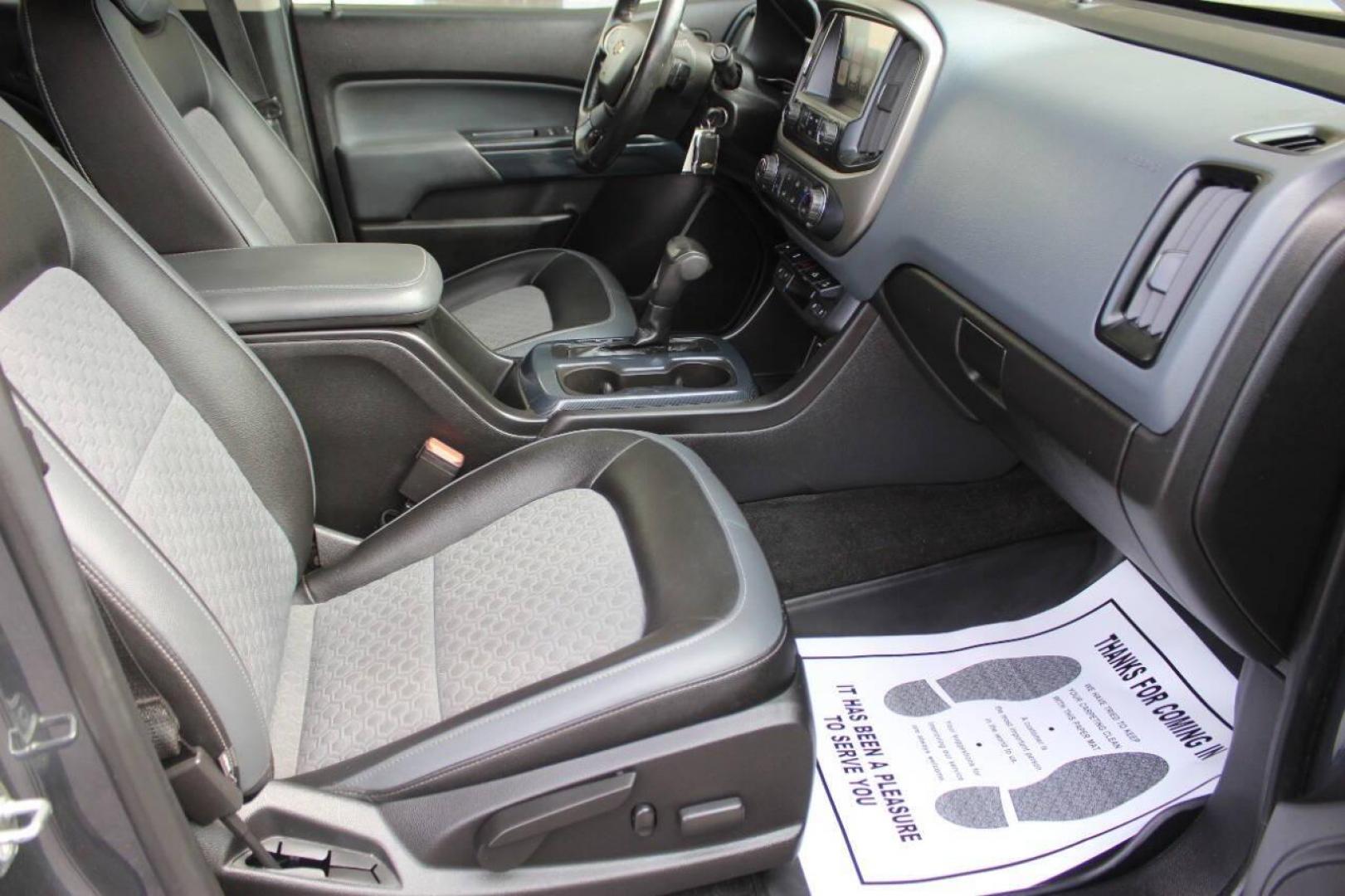 2017 Gray Chevrolet Colorado Z71 Crew Cab 2WD Short Box (1GCGSDEN6H1) with an 3.6L V6 DOHC 24V GAS engine, 6A transmission, located at 4301 NW 39th , Oklahoma City, OK, 73112, (405) 949-5600, 35.512135, -97.598671 - NO DRIVERS LICENCE NO-FULL COVERAGE INSURANCE-NO CREDIT CHECK. COME ON OVER TO SUPERSPORTS AND TAKE A LOOK AND TEST DRIVE. PLEASE GIVE US A CALL AT (405) 949-5600. NO LICENSIA DE MANEJAR- NO SEGURO DE COBERTURA TOTAL- NO VERIFICACCION DE CREDITO. POR FAVOR VENGAN A SUPERSPORTS, ECHE UN - Photo#8