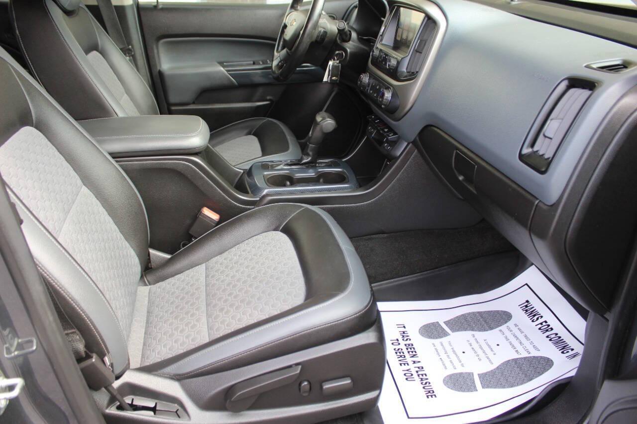 2017 Gray Chevrolet Colorado Z71 Crew Cab 2WD Short Box (1GCGSDEN6H1) with an 3.6L V6 3.6L V6 engine, Automatic 8-Speed transmission, located at 4301 NW 39th , Oklahoma City, OK, 73112, (405) 949-5600, 35.512135, -97.598671 - NO DRIVERS LICENCE NO-FULL COVERAGE INSURANCE-NO CREDIT CHECK. COME ON OVER TO SUPERSPORTS AND TAKE A LOOK AND TEST DRIVE. PLEASE GIVE US A CALL AT (405) 949-5600. NO LICENSIA DE MANEJAR- NO SEGURO DE COBERTURA TOTAL- NO VERIFICACCION DE CREDITO. POR FAVOR VENGAN A SUPERSPORTS, ECHE UN - Photo#8