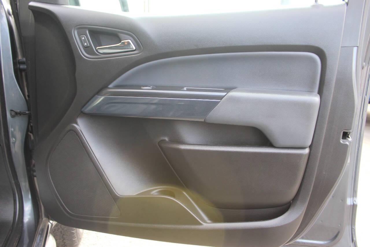 2017 Gray Chevrolet Colorado Z71 Crew Cab 2WD Short Box (1GCGSDEN6H1) with an 3.6L V6 3.6L V6 engine, Automatic 8-Speed transmission, located at 4301 NW 39th , Oklahoma City, OK, 73112, (405) 949-5600, 35.512135, -97.598671 - NO DRIVERS LICENCE NO-FULL COVERAGE INSURANCE-NO CREDIT CHECK. COME ON OVER TO SUPERSPORTS AND TAKE A LOOK AND TEST DRIVE. PLEASE GIVE US A CALL AT (405) 949-5600. NO LICENSIA DE MANEJAR- NO SEGURO DE COBERTURA TOTAL- NO VERIFICACCION DE CREDITO. POR FAVOR VENGAN A SUPERSPORTS, ECHE UN - Photo#9