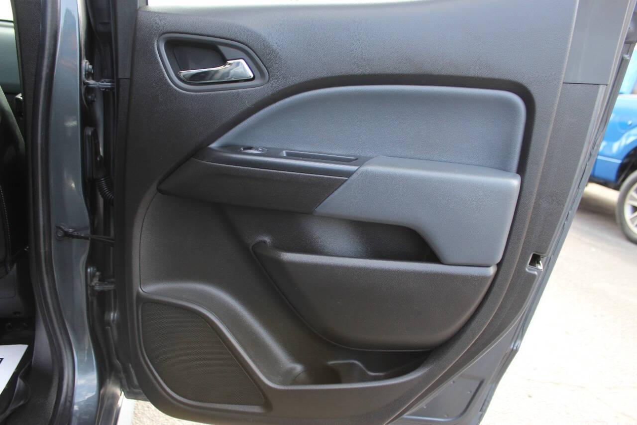 2017 Gray Chevrolet Colorado Z71 Crew Cab 2WD Short Box (1GCGSDEN6H1) with an 3.6L V6 3.6L V6 engine, Automatic 8-Speed transmission, located at 4301 NW 39th , Oklahoma City, OK, 73112, (405) 949-5600, 35.512135, -97.598671 - NO DRIVERS LICENCE NO-FULL COVERAGE INSURANCE-NO CREDIT CHECK. COME ON OVER TO SUPERSPORTS AND TAKE A LOOK AND TEST DRIVE. PLEASE GIVE US A CALL AT (405) 949-5600. NO LICENSIA DE MANEJAR- NO SEGURO DE COBERTURA TOTAL- NO VERIFICACCION DE CREDITO. POR FAVOR VENGAN A SUPERSPORTS, ECHE UN - Photo#11