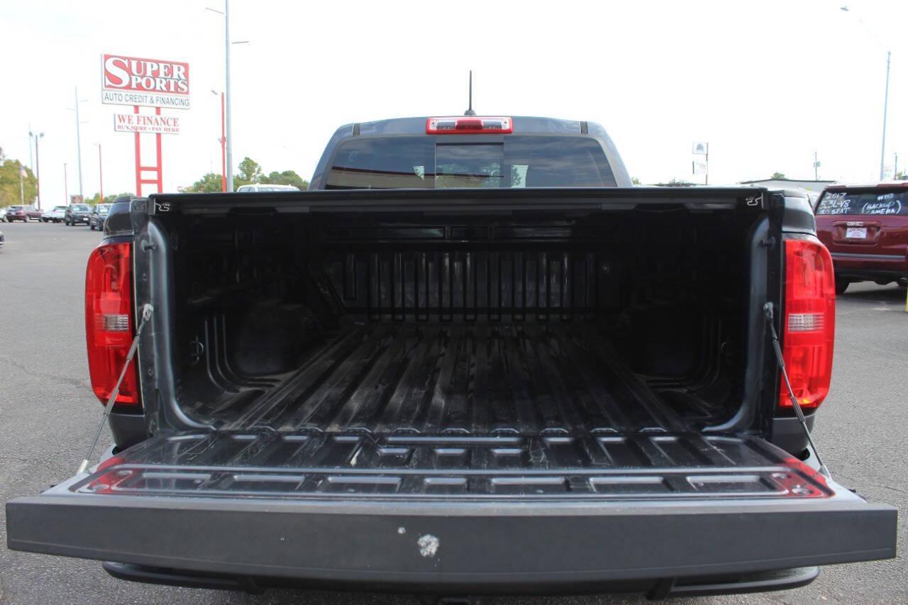 2017 Gray Chevrolet Colorado Z71 Crew Cab 2WD Short Box (1GCGSDEN6H1) with an 3.6L V6 3.6L V6 engine, Automatic 8-Speed transmission, located at 4301 NW 39th , Oklahoma City, OK, 73112, (405) 949-5600, 35.512135, -97.598671 - NO DRIVERS LICENCE NO-FULL COVERAGE INSURANCE-NO CREDIT CHECK. COME ON OVER TO SUPERSPORTS AND TAKE A LOOK AND TEST DRIVE. PLEASE GIVE US A CALL AT (405) 949-5600. NO LICENSIA DE MANEJAR- NO SEGURO DE COBERTURA TOTAL- NO VERIFICACCION DE CREDITO. POR FAVOR VENGAN A SUPERSPORTS, ECHE UN - Photo#12