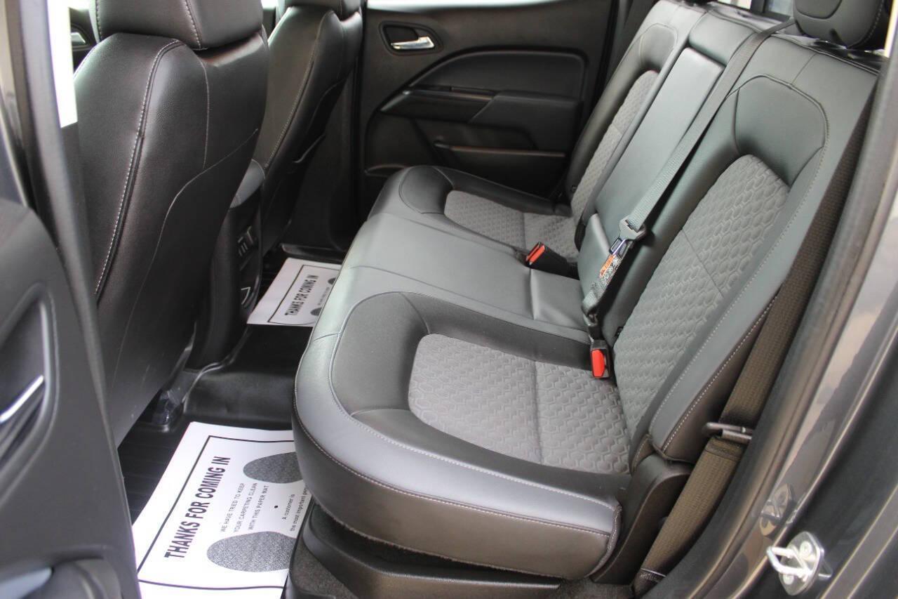 2017 Gray Chevrolet Colorado Z71 Crew Cab 2WD Short Box (1GCGSDEN6H1) with an 3.6L V6 3.6L V6 engine, Automatic 8-Speed transmission, located at 4301 NW 39th , Oklahoma City, OK, 73112, (405) 949-5600, 35.512135, -97.598671 - NO DRIVERS LICENCE NO-FULL COVERAGE INSURANCE-NO CREDIT CHECK. COME ON OVER TO SUPERSPORTS AND TAKE A LOOK AND TEST DRIVE. PLEASE GIVE US A CALL AT (405) 949-5600. NO LICENSIA DE MANEJAR- NO SEGURO DE COBERTURA TOTAL- NO VERIFICACCION DE CREDITO. POR FAVOR VENGAN A SUPERSPORTS, ECHE UN - Photo#13