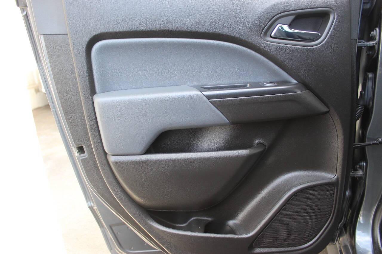 2017 Gray Chevrolet Colorado Z71 Crew Cab 2WD Short Box (1GCGSDEN6H1) with an 3.6L V6 3.6L V6 engine, Automatic 8-Speed transmission, located at 4301 NW 39th , Oklahoma City, OK, 73112, (405) 949-5600, 35.512135, -97.598671 - NO DRIVERS LICENCE NO-FULL COVERAGE INSURANCE-NO CREDIT CHECK. COME ON OVER TO SUPERSPORTS AND TAKE A LOOK AND TEST DRIVE. PLEASE GIVE US A CALL AT (405) 949-5600. NO LICENSIA DE MANEJAR- NO SEGURO DE COBERTURA TOTAL- NO VERIFICACCION DE CREDITO. POR FAVOR VENGAN A SUPERSPORTS, ECHE UN - Photo#14