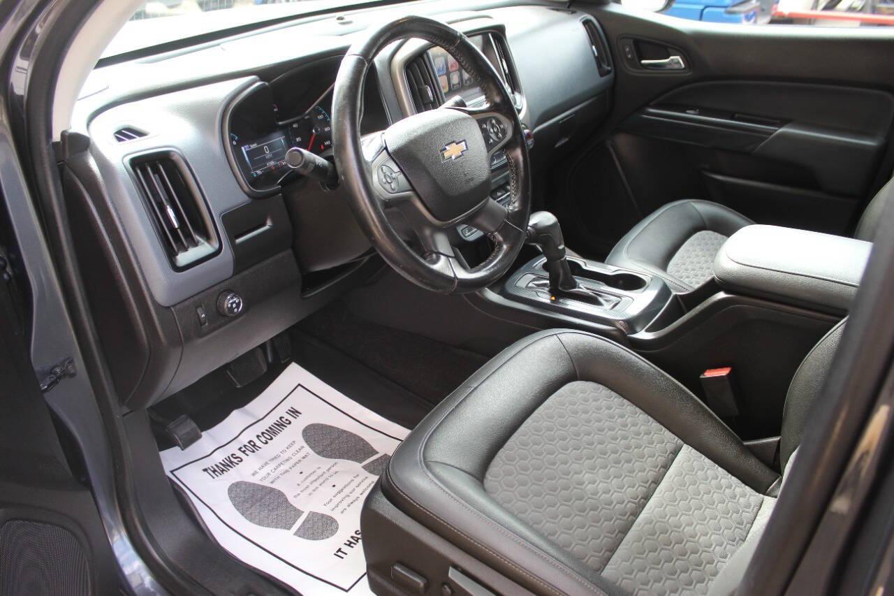 2017 Gray Chevrolet Colorado Z71 Crew Cab 2WD Short Box (1GCGSDEN6H1) with an 3.6L V6 3.6L V6 engine, Automatic 8-Speed transmission, located at 4301 NW 39th , Oklahoma City, OK, 73112, (405) 949-5600, 35.512135, -97.598671 - NO DRIVERS LICENCE NO-FULL COVERAGE INSURANCE-NO CREDIT CHECK. COME ON OVER TO SUPERSPORTS AND TAKE A LOOK AND TEST DRIVE. PLEASE GIVE US A CALL AT (405) 949-5600. NO LICENSIA DE MANEJAR- NO SEGURO DE COBERTURA TOTAL- NO VERIFICACCION DE CREDITO. POR FAVOR VENGAN A SUPERSPORTS, ECHE UN - Photo#15