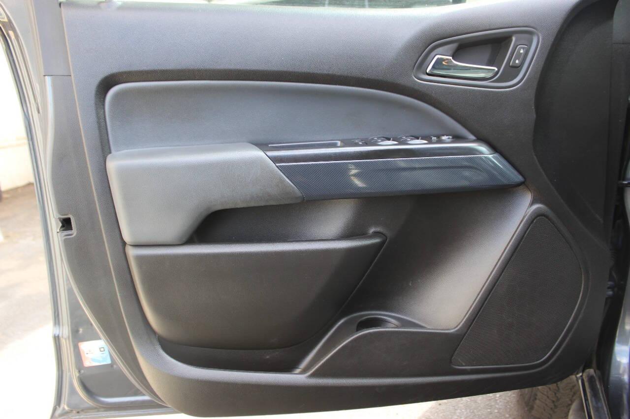 2017 Gray Chevrolet Colorado Z71 Crew Cab 2WD Short Box (1GCGSDEN6H1) with an 3.6L V6 3.6L V6 engine, Automatic 8-Speed transmission, located at 4301 NW 39th , Oklahoma City, OK, 73112, (405) 949-5600, 35.512135, -97.598671 - NO DRIVERS LICENCE NO-FULL COVERAGE INSURANCE-NO CREDIT CHECK. COME ON OVER TO SUPERSPORTS AND TAKE A LOOK AND TEST DRIVE. PLEASE GIVE US A CALL AT (405) 949-5600. NO LICENSIA DE MANEJAR- NO SEGURO DE COBERTURA TOTAL- NO VERIFICACCION DE CREDITO. POR FAVOR VENGAN A SUPERSPORTS, ECHE UN - Photo#16