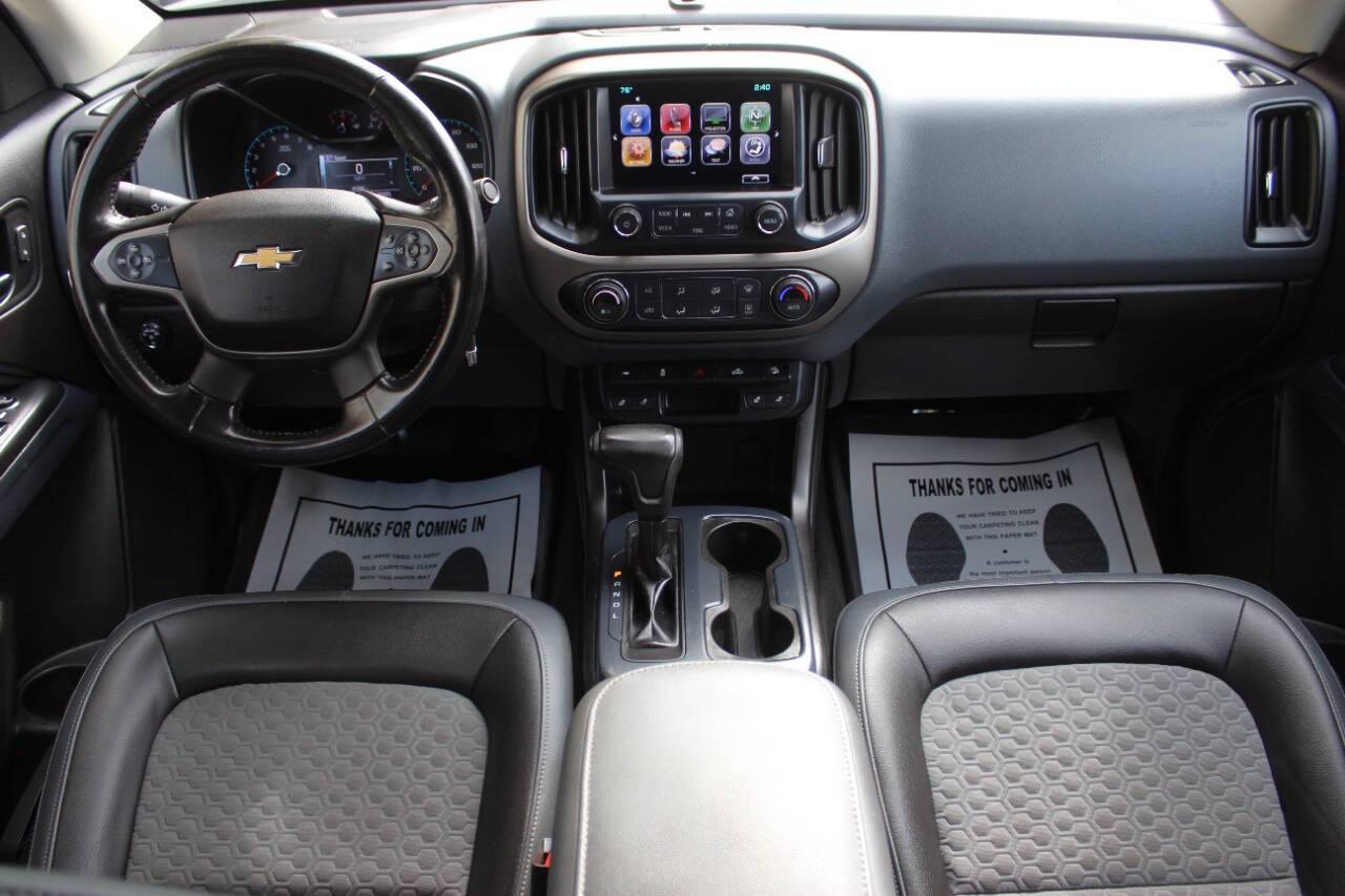 2017 Gray Chevrolet Colorado Z71 Crew Cab 2WD Short Box (1GCGSDEN6H1) with an 3.6L V6 3.6L V6 engine, Automatic 8-Speed transmission, located at 4301 NW 39th , Oklahoma City, OK, 73112, (405) 949-5600, 35.512135, -97.598671 - NO DRIVERS LICENCE NO-FULL COVERAGE INSURANCE-NO CREDIT CHECK. COME ON OVER TO SUPERSPORTS AND TAKE A LOOK AND TEST DRIVE. PLEASE GIVE US A CALL AT (405) 949-5600. NO LICENSIA DE MANEJAR- NO SEGURO DE COBERTURA TOTAL- NO VERIFICACCION DE CREDITO. POR FAVOR VENGAN A SUPERSPORTS, ECHE UN - Photo#17