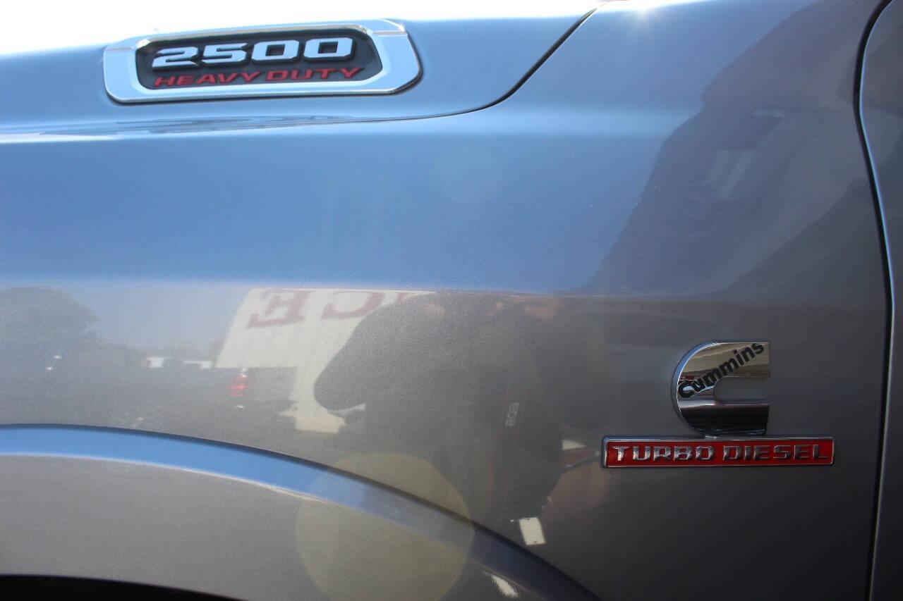 2020 Gray RAM 2500 Laramie Crew Cab SWB 4WD (3C6UR5FL9LG) with an 6.7L I6 Turbocharger 6.7L I6 engine, Automatic 6-Speed transmission, located at 4301 NW 39th , Oklahoma City, OK, 73112, (405) 949-5600, 35.512135, -97.598671 - NO DRIVERS LICENCE NO-FULL COVERAGE INSURANCE-NO CREDIT CHECK. COME ON OVER TO SUPERSPORTS AND TAKE A LOOK AND TEST DRIVE. PLEASE GIVE US A CALL AT (405) 949-5600. NO LICENSIA DE MANEJAR- NO SEGURO DE COBERTURA TOTAL- NO VERIFICACCION DE CREDITO. POR FAVOR VENGAN A SUPERSPORTS, ECHE UN - Photo#7