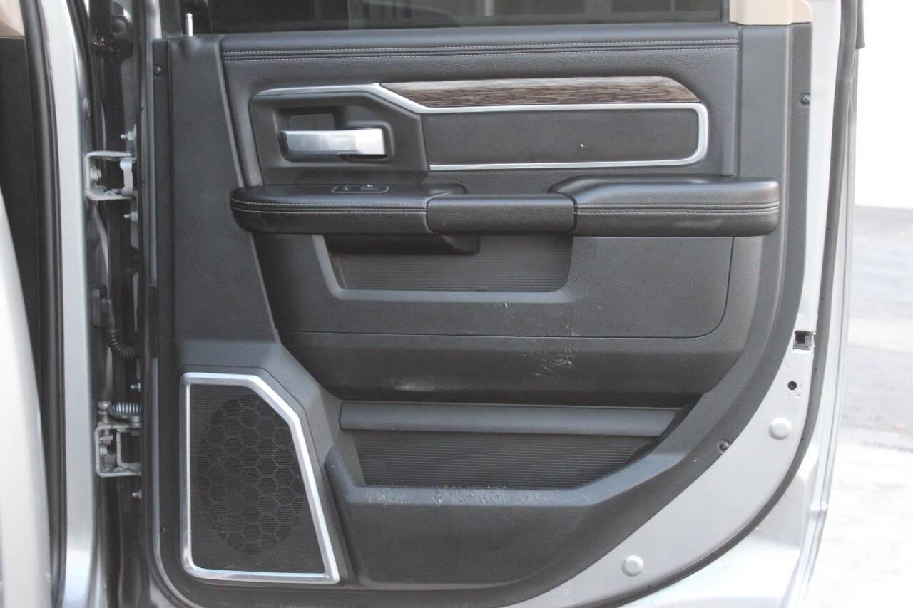 2020 Gray RAM 2500 Laramie Crew Cab SWB 4WD (3C6UR5FL9LG) with an 6.7L I6 Turbocharger 6.7L I6 engine, Automatic 6-Speed transmission, located at 4301 NW 39th , Oklahoma City, OK, 73112, (405) 949-5600, 35.512135, -97.598671 - NO DRIVERS LICENCE NO-FULL COVERAGE INSURANCE-NO CREDIT CHECK. COME ON OVER TO SUPERSPORTS AND TAKE A LOOK AND TEST DRIVE. PLEASE GIVE US A CALL AT (405) 949-5600. NO LICENSIA DE MANEJAR- NO SEGURO DE COBERTURA TOTAL- NO VERIFICACCION DE CREDITO. POR FAVOR VENGAN A SUPERSPORTS, ECHE UN - Photo#15