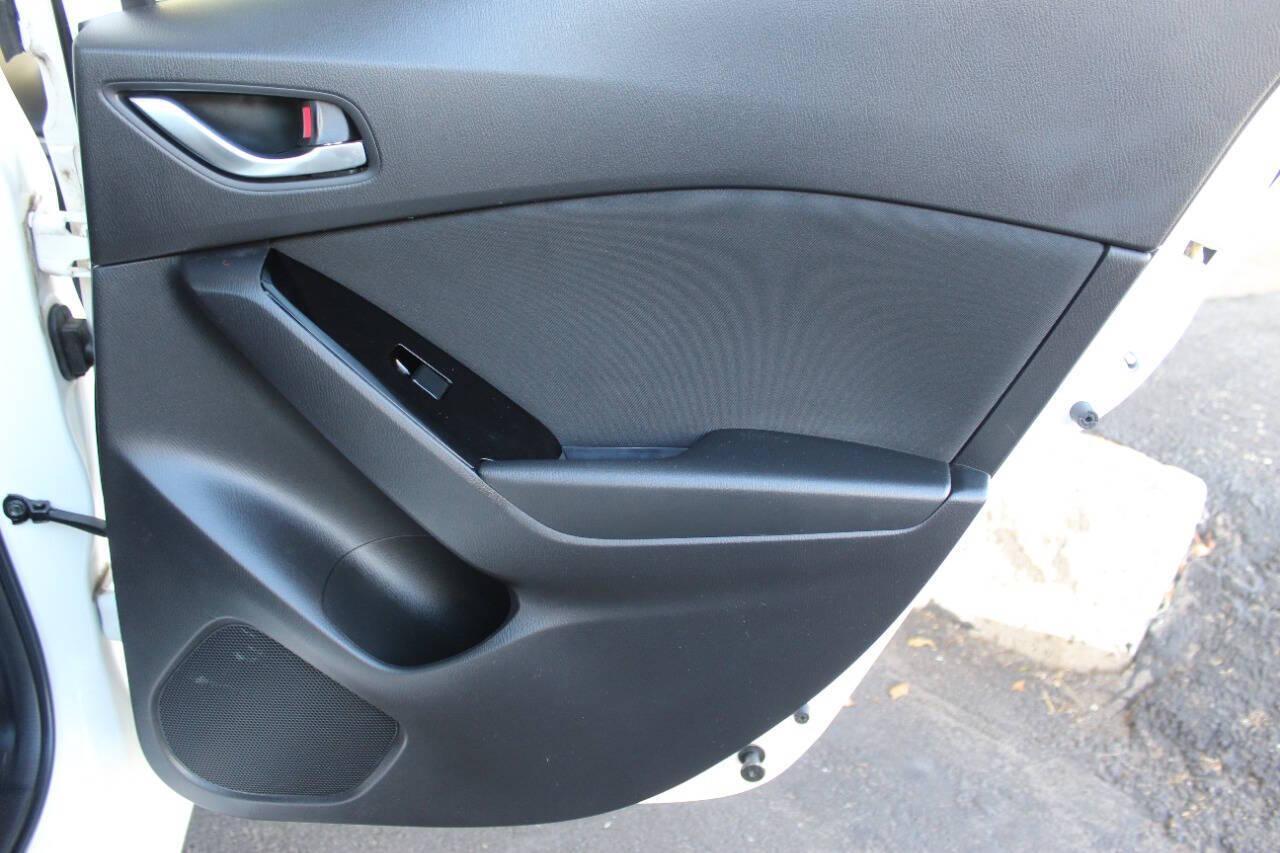 2017 White Mazda MAZDA3 i Sport AT 4-Door (3MZBN1U73HM) with an 2.0L I4 2.0L I4 engine, Automatic 6-Speed transmission, located at 4301 NW 39th , Oklahoma City, OK, 73112, (405) 949-5600, 35.512135, -97.598671 - NO DRIVERS LICENCE NO-FULL COVERAGE INSURANCE-NO CREDIT CHECK. COME ON OVER TO SUPERSPORTS AND TAKE A LOOK AND TEST DRIVE. PLEASE GIVE US A CALL AT (405) 949-5600. NO LICENSIA DE MANEJAR- NO SEGURO DE COBERTURA TOTAL- NO VERIFICACCION DE CREDITO. POR FAVOR VENGAN A SUPERSPORTS, ECHE UN - Photo#11