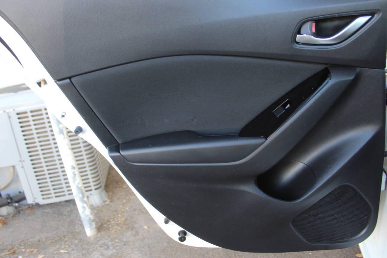 2017 White Mazda MAZDA3 i Sport AT 4-Door (3MZBN1U73HM) with an 2.0L I4 2.0L I4 engine, Automatic 6-Speed transmission, located at 4301 NW 39th , Oklahoma City, OK, 73112, (405) 949-5600, 35.512135, -97.598671 - NO DRIVERS LICENCE NO-FULL COVERAGE INSURANCE-NO CREDIT CHECK. COME ON OVER TO SUPERSPORTS AND TAKE A LOOK AND TEST DRIVE. PLEASE GIVE US A CALL AT (405) 949-5600. NO LICENSIA DE MANEJAR- NO SEGURO DE COBERTURA TOTAL- NO VERIFICACCION DE CREDITO. POR FAVOR VENGAN A SUPERSPORTS, ECHE UN - Photo#14