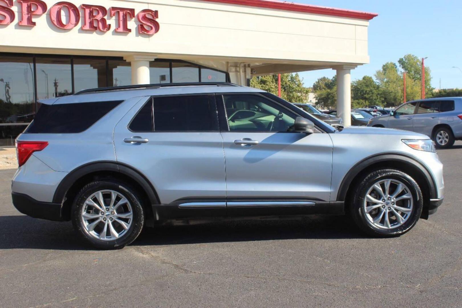 2020 Silver Ford Explorer XLT 2WD (1FMSK7DH9LG) with an 2.3L L4 DOHC 16V engine, 10A transmission, located at 4301 NW 39th , Oklahoma City, OK, 73112, (405) 949-5600, 35.512135, -97.598671 - Photo#3