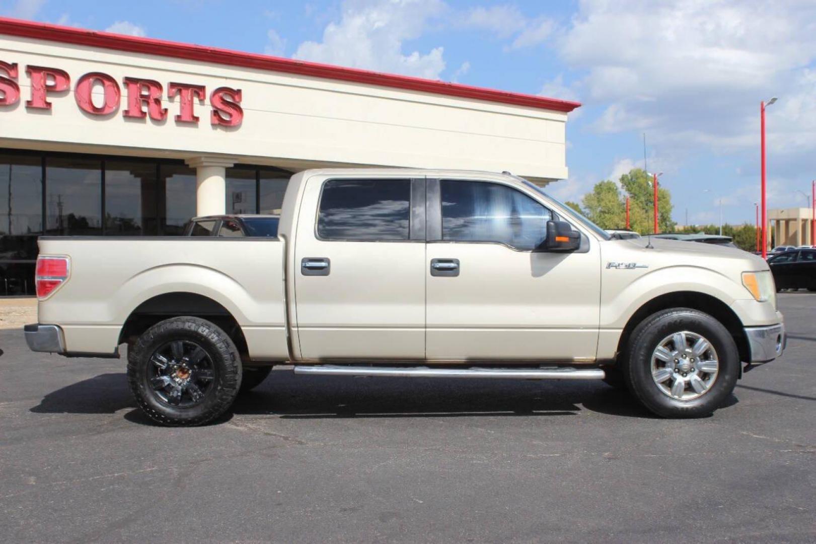 2010 Gold Ford F-150 Lariat SuperCrew 5.5-ft. Bed 2WD (1FTEW1C83AK) with an 4.6L V8 SOHC 24V engine, 4-Speed Automatic transmission, located at 4301 NW 39th , Oklahoma City, OK, 73112, (405) 949-5600, 35.512135, -97.598671 - NO DRIVERS LICENCE NO-FULL COVERAGE INSURANCE-NO CREDIT CHECK. COME ON OVER TO SUPERSPORTS AND TAKE A LOOK AND TEST DRIVE. PLEASE GIVE US A CALL AT (405) 949-5600. NO LICENSIA DE MANEJAR- NO SEGURO DE COBERTURA TOTAL- NO VERIFICACCION DE CREDITO. POR FAVOR VENGAN A SUPERSPORTS, ECHE UN - Photo#2