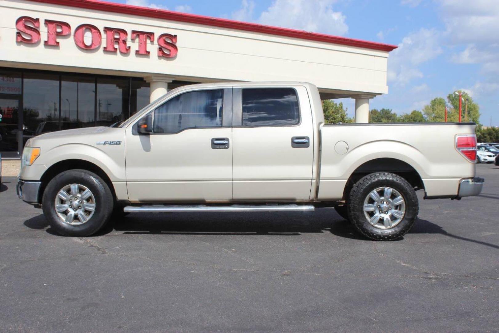2010 Gold Ford F-150 Lariat SuperCrew 5.5-ft. Bed 2WD (1FTEW1C83AK) with an 4.6L V8 SOHC 24V engine, 4-Speed Automatic transmission, located at 4301 NW 39th , Oklahoma City, OK, 73112, (405) 949-5600, 35.512135, -97.598671 - NO DRIVERS LICENCE NO-FULL COVERAGE INSURANCE-NO CREDIT CHECK. COME ON OVER TO SUPERSPORTS AND TAKE A LOOK AND TEST DRIVE. PLEASE GIVE US A CALL AT (405) 949-5600. NO LICENSIA DE MANEJAR- NO SEGURO DE COBERTURA TOTAL- NO VERIFICACCION DE CREDITO. POR FAVOR VENGAN A SUPERSPORTS, ECHE UN - Photo#5