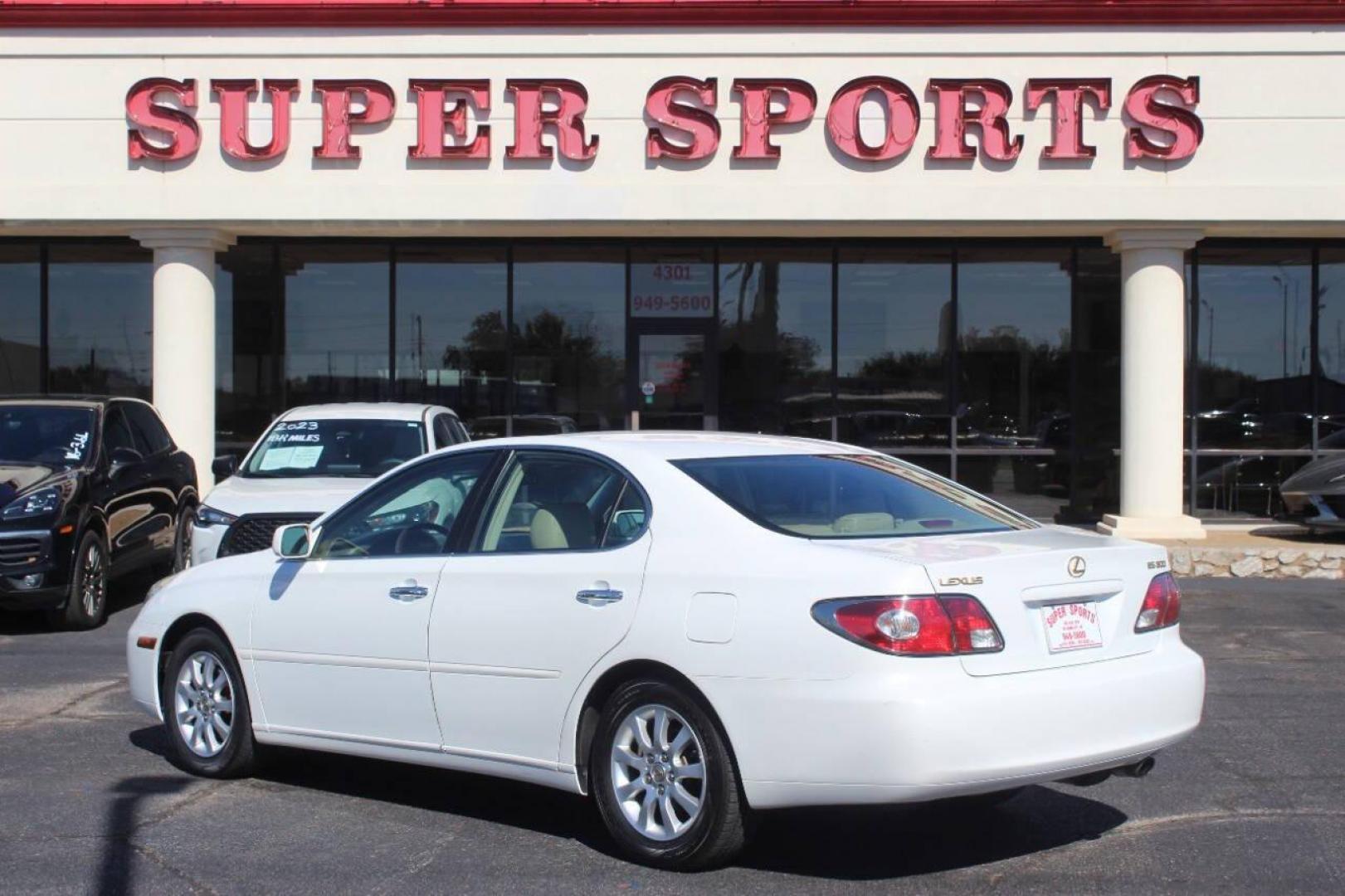 2003 White Lexus ES 300 Sedan (JTHBF30G735) with an 3.0L V6 DOHC 24V engine, 5-Speed Automatic Overdrive transmission, located at 4301 NW 39th , Oklahoma City, OK, 73112, (405) 949-5600, 35.512135, -97.598671 - NO DRIVERS LICENCE NO-FULL COVERAGE INSURANCE-NO CREDIT CHECK. COME ON OVER TO SUPERSPORTS AND TAKE A LOOK AND TEST DRIVE. PLEASE GIVE US A CALL AT (405) 949-5600. NO LICENSIA DE MANEJAR- NO SEGURO DE COBERTURA TOTAL- NO VERIFICACCION DE CREDITO. POR FAVOR VENGAN A SUPERSPORTS, ECHE UN - Photo#4