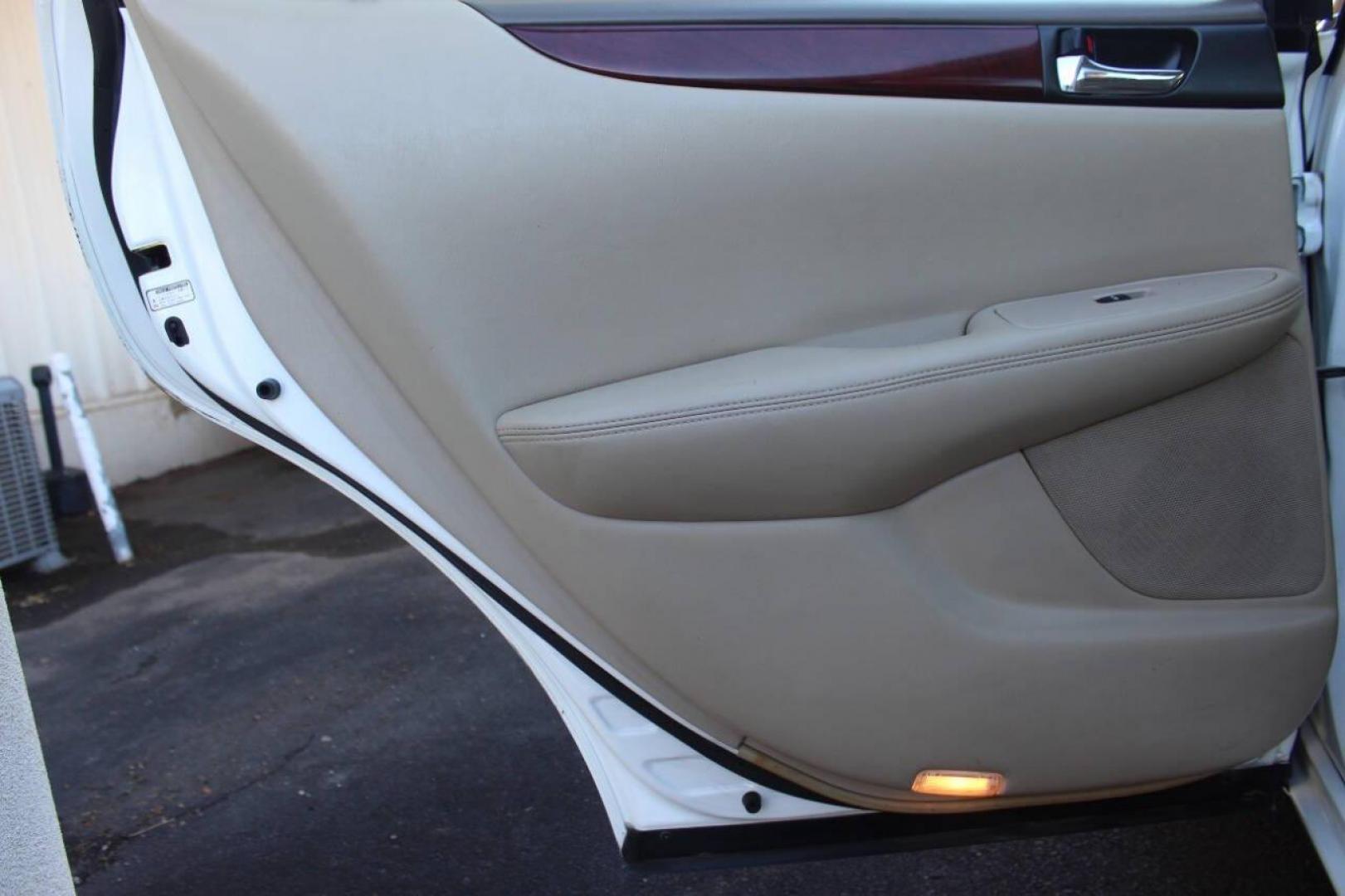 2003 White Lexus ES 300 Sedan (JTHBF30G735) with an 3.0L V6 DOHC 24V engine, 5-Speed Automatic Overdrive transmission, located at 4301 NW 39th , Oklahoma City, OK, 73112, (405) 949-5600, 35.512135, -97.598671 - NO DRIVERS LICENCE NO-FULL COVERAGE INSURANCE-NO CREDIT CHECK. COME ON OVER TO SUPERSPORTS AND TAKE A LOOK AND TEST DRIVE. PLEASE GIVE US A CALL AT (405) 949-5600. NO LICENSIA DE MANEJAR- NO SEGURO DE COBERTURA TOTAL- NO VERIFICACCION DE CREDITO. POR FAVOR VENGAN A SUPERSPORTS, ECHE UN - Photo#14