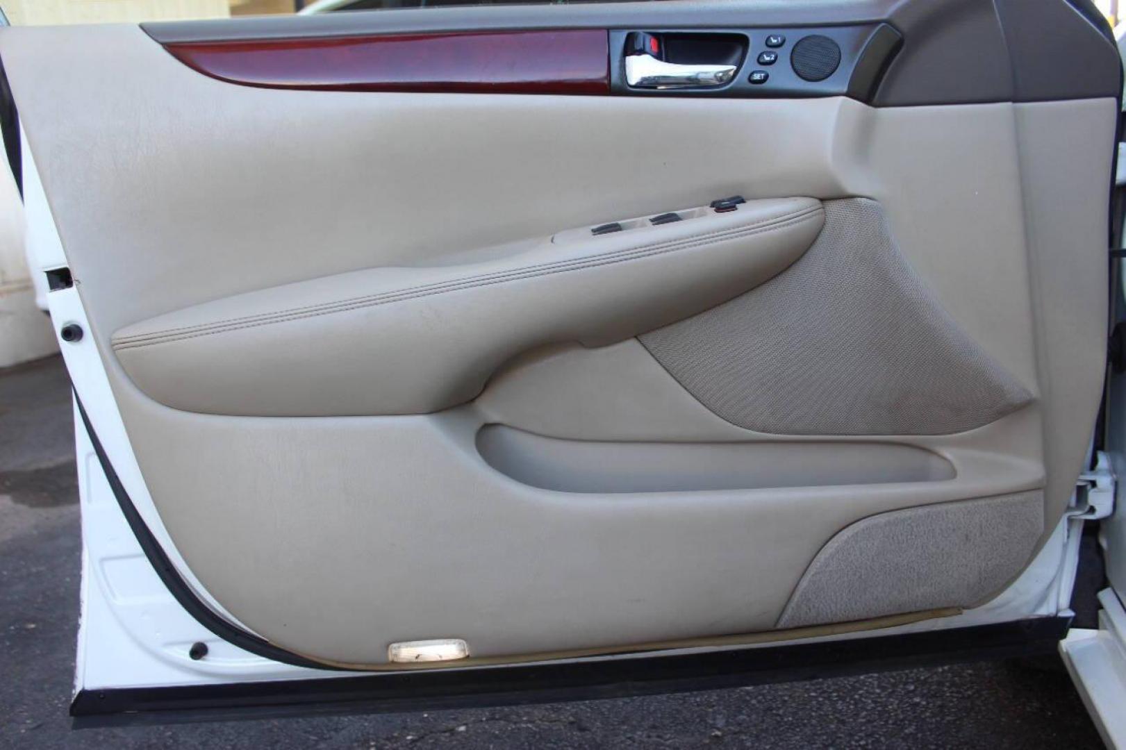 2003 White Lexus ES 300 Sedan (JTHBF30G735) with an 3.0L V6 DOHC 24V engine, 5-Speed Automatic Overdrive transmission, located at 4301 NW 39th , Oklahoma City, OK, 73112, (405) 949-5600, 35.512135, -97.598671 - NO DRIVERS LICENCE NO-FULL COVERAGE INSURANCE-NO CREDIT CHECK. COME ON OVER TO SUPERSPORTS AND TAKE A LOOK AND TEST DRIVE. PLEASE GIVE US A CALL AT (405) 949-5600. NO LICENSIA DE MANEJAR- NO SEGURO DE COBERTURA TOTAL- NO VERIFICACCION DE CREDITO. POR FAVOR VENGAN A SUPERSPORTS, ECHE UN - Photo#16