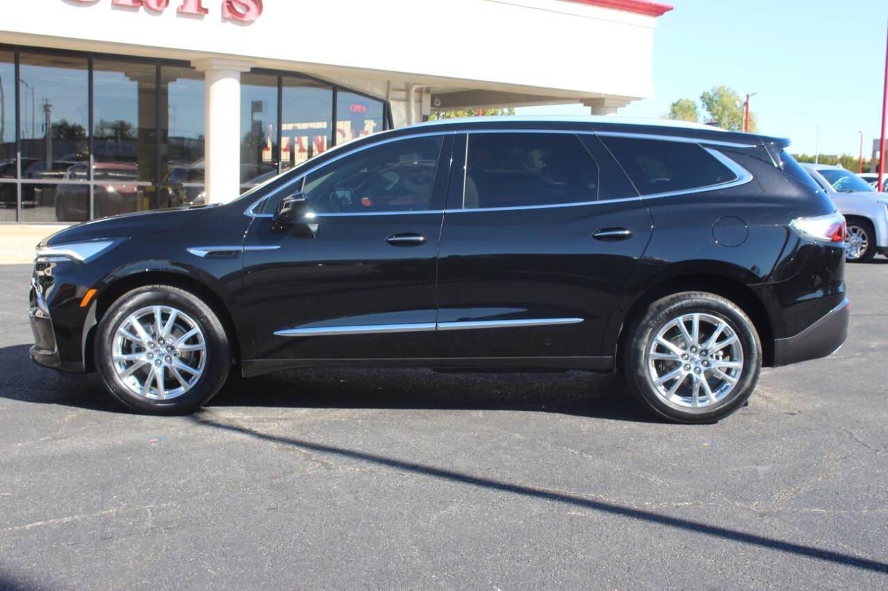 2023 Black Buick Enclave Essence AWD (5GAEVAKW7PJ) with an 3.6L V6 3.6L V6 engine, Automatic 9-Speed transmission, located at 4301 NW 39th , Oklahoma City, OK, 73112, (405) 949-5600, 35.512135, -97.598671 - NO DRIVERS LICENCE -NO FULL COVERAGE INSURANCE - NO CREDIT CHECK. COME ON OVER TO SUPERSPORTS, TAKE A LOOK AND TEST DRIVE. PLEASE GIVE US A CALL AT (405) 949-5600. NO LICENCIA DE CONDUCIR - NO SEGURO DE COBERTURA TOTAL - NO VERIFICACION DE CREDITO. VISITENOS EN SUPERSPORTS, MIRE NUESTRO - Photo#5