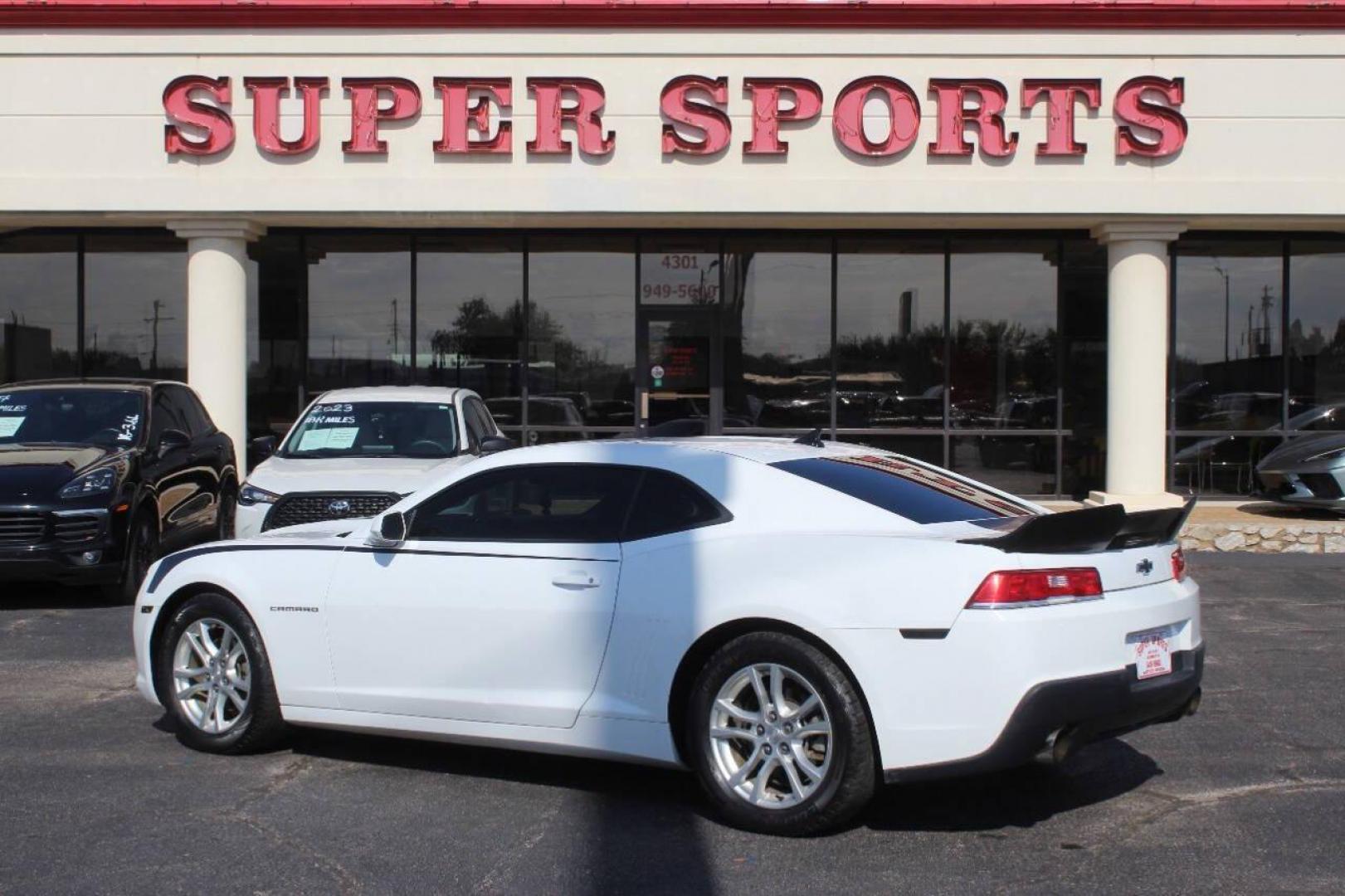 2015 White Chevrolet Camaro 1LT Coupe (2G1FD1E34F9) with an 3.6L V6 DOHC 24V FFV engine, 6-Speed Automatic transmission, located at 4301 NW 39th , Oklahoma City, OK, 73112, (405) 949-5600, 35.512135, -97.598671 - NO DRIVERS LICENCE NO-FULL COVERAGE INSURANCE-NO CREDIT CHECK. COME ON OVER TO SUPERSPORTS AND TAKE A LOOK AND TEST DRIVE. PLEASE GIVE US A CALL AT (405) 949-5600. NO LICENSIA DE MANEJAR- NO SEGURO DE COBERTURA TOTAL- NO VERIFICACCION DE CREDITO. POR FAVOR VENGAN A SUPERSPORTS, ECHE UN - Photo#4