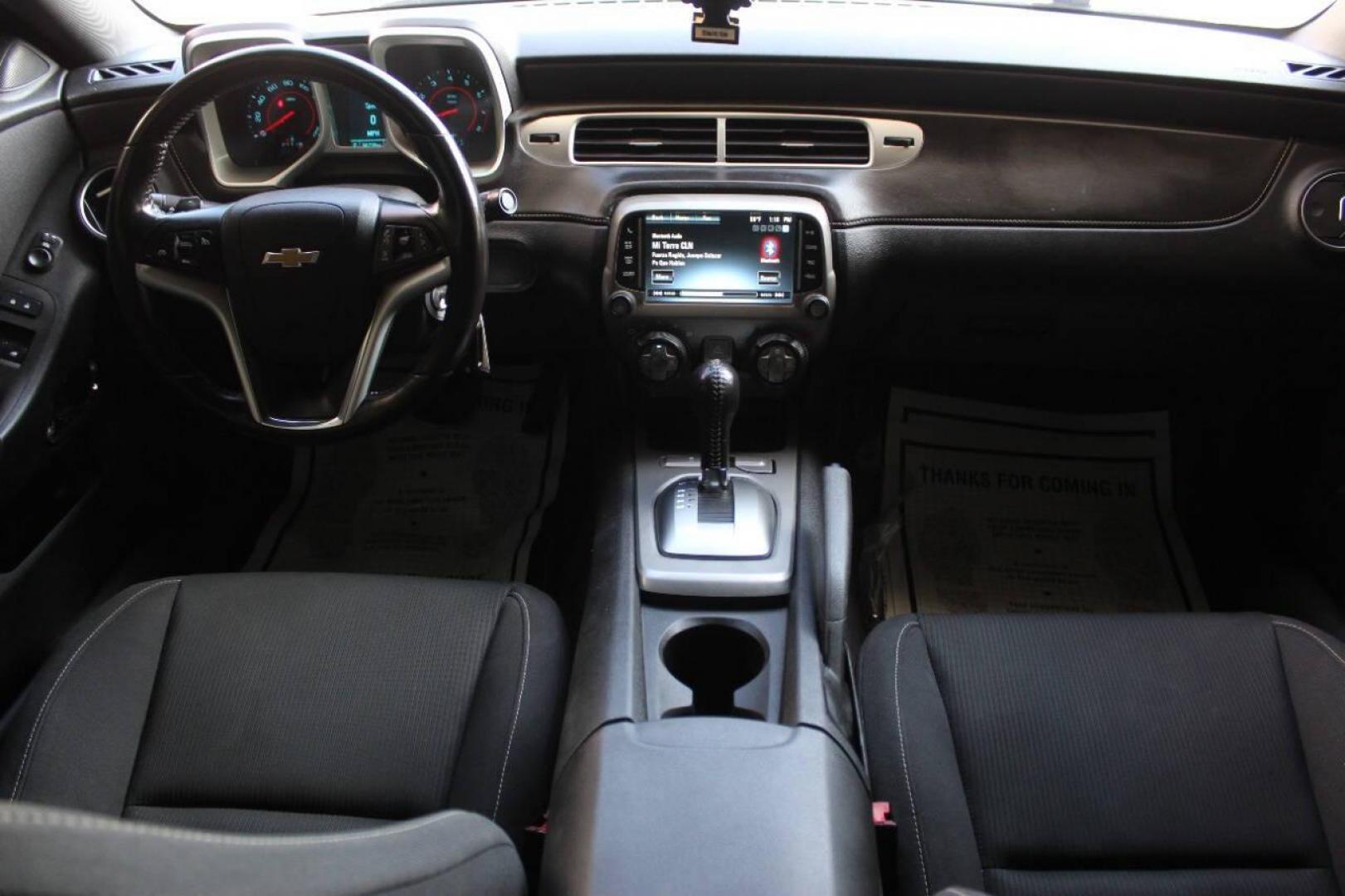 2015 White Chevrolet Camaro 1LT Coupe (2G1FD1E34F9) with an 3.6L V6 DOHC 24V FFV engine, 6-Speed Automatic transmission, located at 4301 NW 39th , Oklahoma City, OK, 73112, (405) 949-5600, 35.512135, -97.598671 - NO DRIVERS LICENCE NO-FULL COVERAGE INSURANCE-NO CREDIT CHECK. COME ON OVER TO SUPERSPORTS AND TAKE A LOOK AND TEST DRIVE. PLEASE GIVE US A CALL AT (405) 949-5600. NO LICENSIA DE MANEJAR- NO SEGURO DE COBERTURA TOTAL- NO VERIFICACCION DE CREDITO. POR FAVOR VENGAN A SUPERSPORTS, ECHE UN - Photo#14