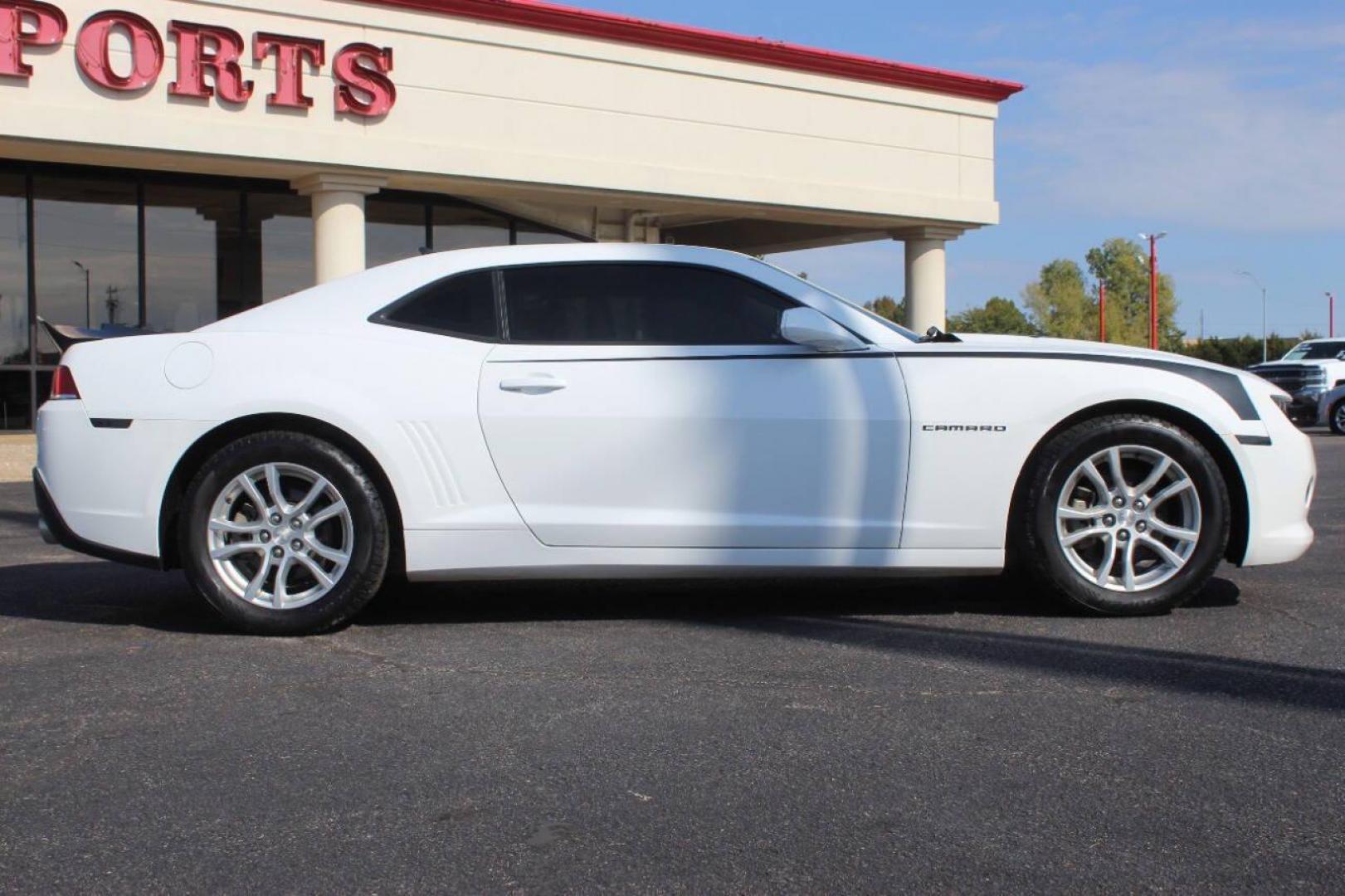 2015 White Chevrolet Camaro 1LT Coupe (2G1FD1E34F9) with an 3.6L V6 DOHC 24V FFV engine, 6-Speed Automatic transmission, located at 4301 NW 39th , Oklahoma City, OK, 73112, (405) 949-5600, 35.512135, -97.598671 - NO DRIVERS LICENCE NO-FULL COVERAGE INSURANCE-NO CREDIT CHECK. COME ON OVER TO SUPERSPORTS AND TAKE A LOOK AND TEST DRIVE. PLEASE GIVE US A CALL AT (405) 949-5600. NO LICENSIA DE MANEJAR- NO SEGURO DE COBERTURA TOTAL- NO VERIFICACCION DE CREDITO. POR FAVOR VENGAN A SUPERSPORTS, ECHE UN - Photo#2