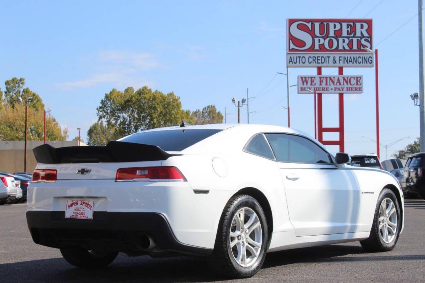 2015 White Chevrolet Camaro 1LT Coupe (2G1FD1E34F9) with an 3.6L V6 DOHC 24V FFV engine, 6-Speed Automatic transmission, located at 4301 NW 39th , Oklahoma City, OK, 73112, (405) 949-5600, 35.512135, -97.598671 - NO DRIVERS LICENCE NO-FULL COVERAGE INSURANCE-NO CREDIT CHECK. COME ON OVER TO SUPERSPORTS AND TAKE A LOOK AND TEST DRIVE. PLEASE GIVE US A CALL AT (405) 949-5600. NO LICENSIA DE MANEJAR- NO SEGURO DE COBERTURA TOTAL- NO VERIFICACCION DE CREDITO. POR FAVOR VENGAN A SUPERSPORTS, ECHE UN - Photo#3