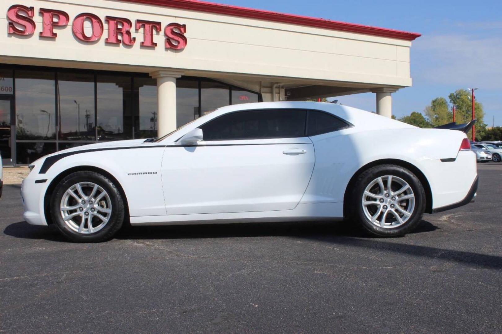 2015 White Chevrolet Camaro 1LT Coupe (2G1FD1E34F9) with an 3.6L V6 DOHC 24V FFV engine, 6-Speed Automatic transmission, located at 4301 NW 39th , Oklahoma City, OK, 73112, (405) 949-5600, 35.512135, -97.598671 - NO DRIVERS LICENCE NO-FULL COVERAGE INSURANCE-NO CREDIT CHECK. COME ON OVER TO SUPERSPORTS AND TAKE A LOOK AND TEST DRIVE. PLEASE GIVE US A CALL AT (405) 949-5600. NO LICENSIA DE MANEJAR- NO SEGURO DE COBERTURA TOTAL- NO VERIFICACCION DE CREDITO. POR FAVOR VENGAN A SUPERSPORTS, ECHE UN - Photo#5