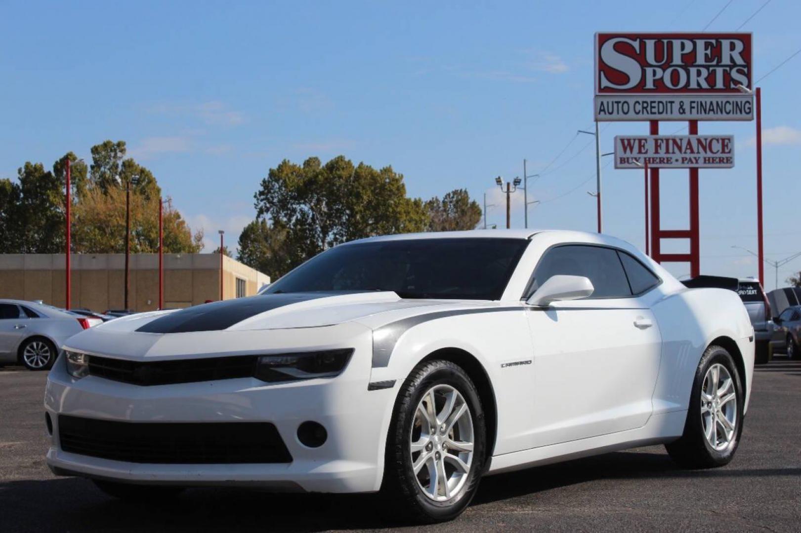 2015 White Chevrolet Camaro 1LT Coupe (2G1FD1E34F9) with an 3.6L V6 DOHC 24V FFV engine, 6-Speed Automatic transmission, located at 4301 NW 39th , Oklahoma City, OK, 73112, (405) 949-5600, 35.512135, -97.598671 - NO DRIVERS LICENCE NO-FULL COVERAGE INSURANCE-NO CREDIT CHECK. COME ON OVER TO SUPERSPORTS AND TAKE A LOOK AND TEST DRIVE. PLEASE GIVE US A CALL AT (405) 949-5600. NO LICENSIA DE MANEJAR- NO SEGURO DE COBERTURA TOTAL- NO VERIFICACCION DE CREDITO. POR FAVOR VENGAN A SUPERSPORTS, ECHE UN - Photo#6