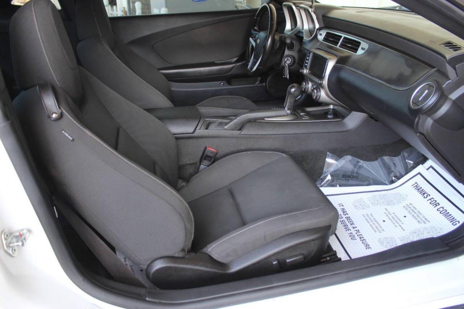 2015 White Chevrolet Camaro 1LT Coupe (2G1FD1E34F9) with an 3.6L V6 DOHC 24V FFV engine, 6-Speed Automatic transmission, located at 4301 NW 39th , Oklahoma City, OK, 73112, (405) 949-5600, 35.512135, -97.598671 - NO DRIVERS LICENCE NO-FULL COVERAGE INSURANCE-NO CREDIT CHECK. COME ON OVER TO SUPERSPORTS AND TAKE A LOOK AND TEST DRIVE. PLEASE GIVE US A CALL AT (405) 949-5600. NO LICENSIA DE MANEJAR- NO SEGURO DE COBERTURA TOTAL- NO VERIFICACCION DE CREDITO. POR FAVOR VENGAN A SUPERSPORTS, ECHE UN - Photo#8