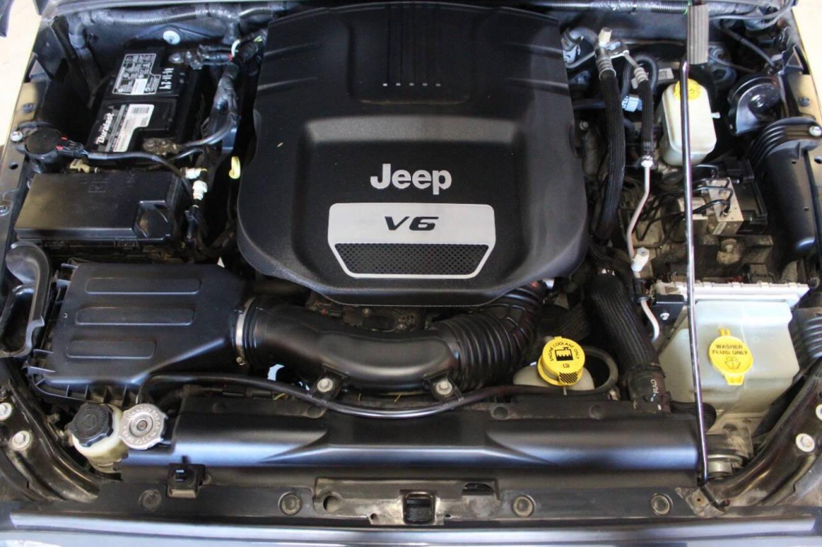 2016 Gray Jeep Wrangler Unlimited Sport 4WD (1C4BJWDG0GL) with an 3.6L V6 DOHC 24V FFV engine, Automatic 5-Speed transmission, located at 4301 NW 39th , Oklahoma City, OK, 73112, (405) 949-5600, 35.512135, -97.598671 - NO DRIVERS LICENCE NO-FULL COVERAGE INSURANCE-NO CREDIT CHECK. COME ON OVER TO SUPERSPORTS AND TAKE A LOOK AND TEST DRIVE. PLEASE GIVE US A CALL AT (405) 949-5600. NO LICENSIA DE MANEJAR- NO SEGURO DE COBERTURA TOTAL- NO VERIFICACCION DE CREDITO. POR FAVOR VENGAN A SUPERSPORTS, ECHE UN - Photo#8