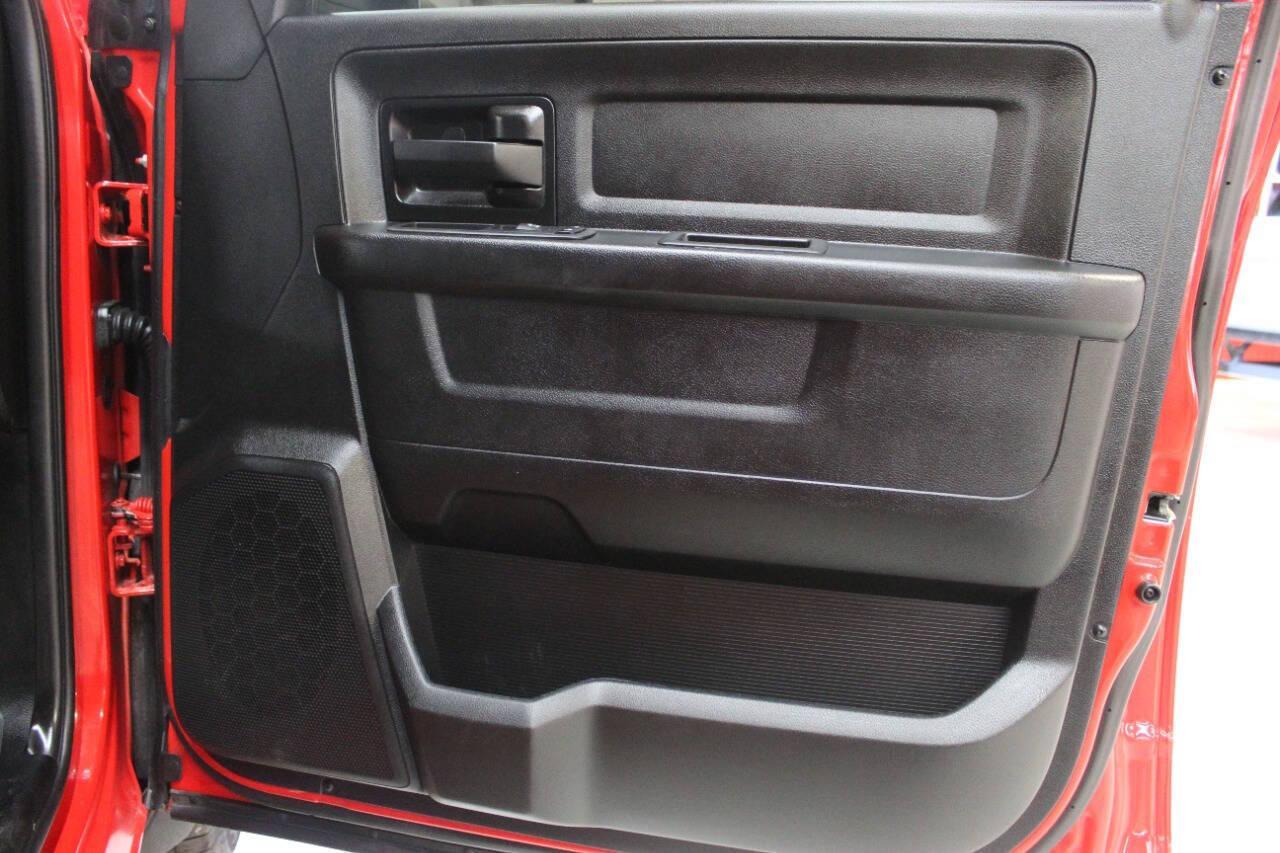 2020 Red RAM 1500 Classic Tradesman Quad Cab 2WD (1C6RR6FG2LS) with an 3.6L V6 DOHC 24V FFV engine, 8A transmission, located at 4301 NW 39th , Oklahoma City, OK, 73112, (405) 949-5600, 35.512135, -97.598671 - NO DRIVERS LICENCE -NO FULL COVERAGE INSURANCE - NO CREDIT CHECK. COME ON OVER TO SUPERSPORTS, TAKE A LOOK AND TEST DRIVE. PLEASE GIVE US A CALL AT (405) 949-5600. NO LICENCIA DE CONDUCIR - NO SEGURO DE COBERTURA TOTAL - NO VERIFICACION DE CREDITO. VISITENOS EN SUPERSPORTS, MIRE NUESTRO - Photo#9