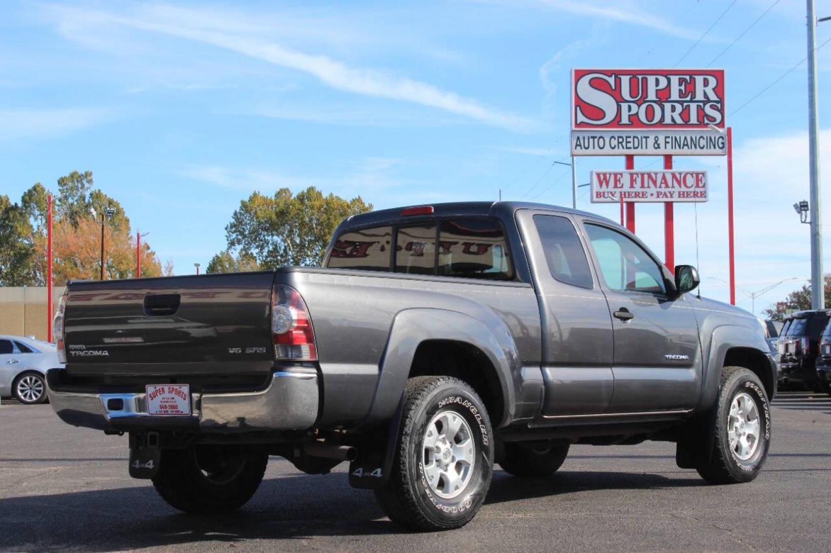 2012 Gray Toyota Tacoma Access Cab V6 Auto 4WD (5TFUU4EN2CX) with an 4.0L V6 DOHC 24V engine, 5-Speed Automatic transmission, located at 4301 NW 39th , Oklahoma City, OK, 73112, (405) 949-5600, 35.512135, -97.598671 - NO DRIVERS LICENCE NO-FULL COVERAGE INSURANCE-NO CREDIT CHECK. COME ON OVER TO SUPERSPORTS AND TAKE A LOOK AND TEST DRIVE. PLEASE GIVE US A CALL AT (405) 949-5600. NO LICENSIA DE MANEJAR- NO SEGURO DE COBERTURA TOTAL- NO VERIFICACCION DE CREDITO. POR FAVOR VENGAN A SUPERSPORTS, ECHE UN - Photo#4